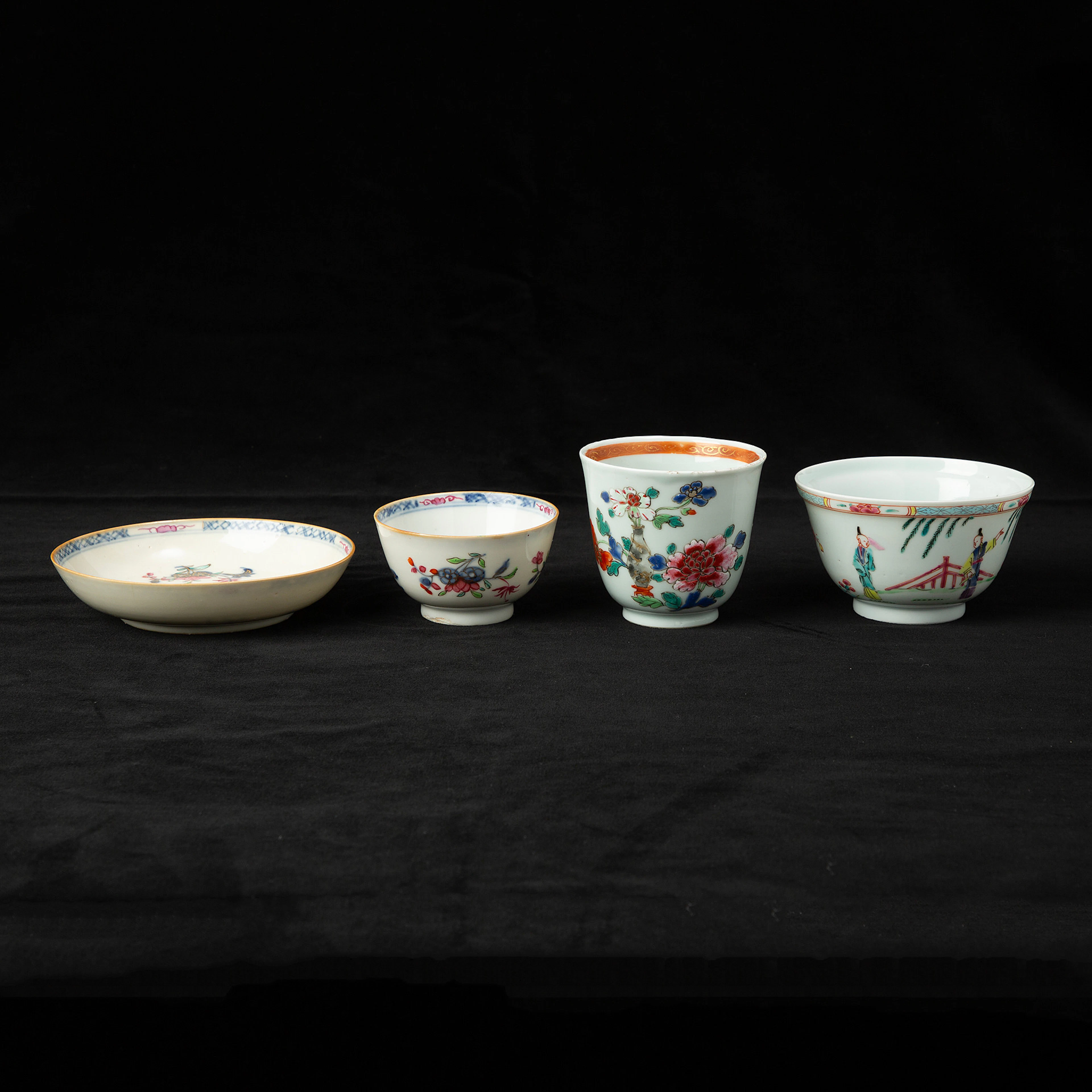 KOPPAR, 3 st, samt UNDERFAT, porslin, Kina, 17- och 1800-tal.