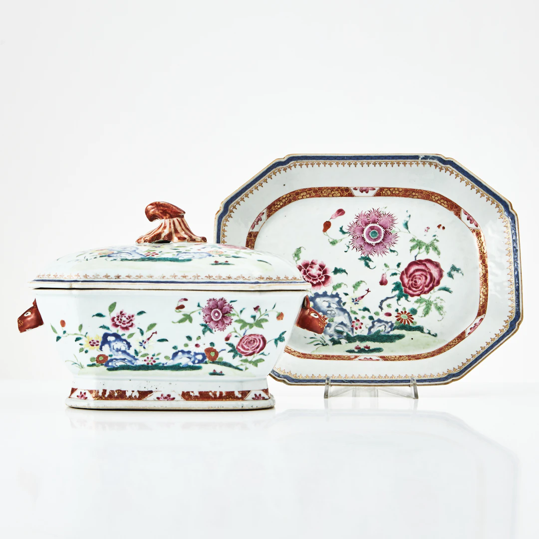 TERRIN, med fat, porslin, Kina, Qianlong (1736-1795), famille rose.
