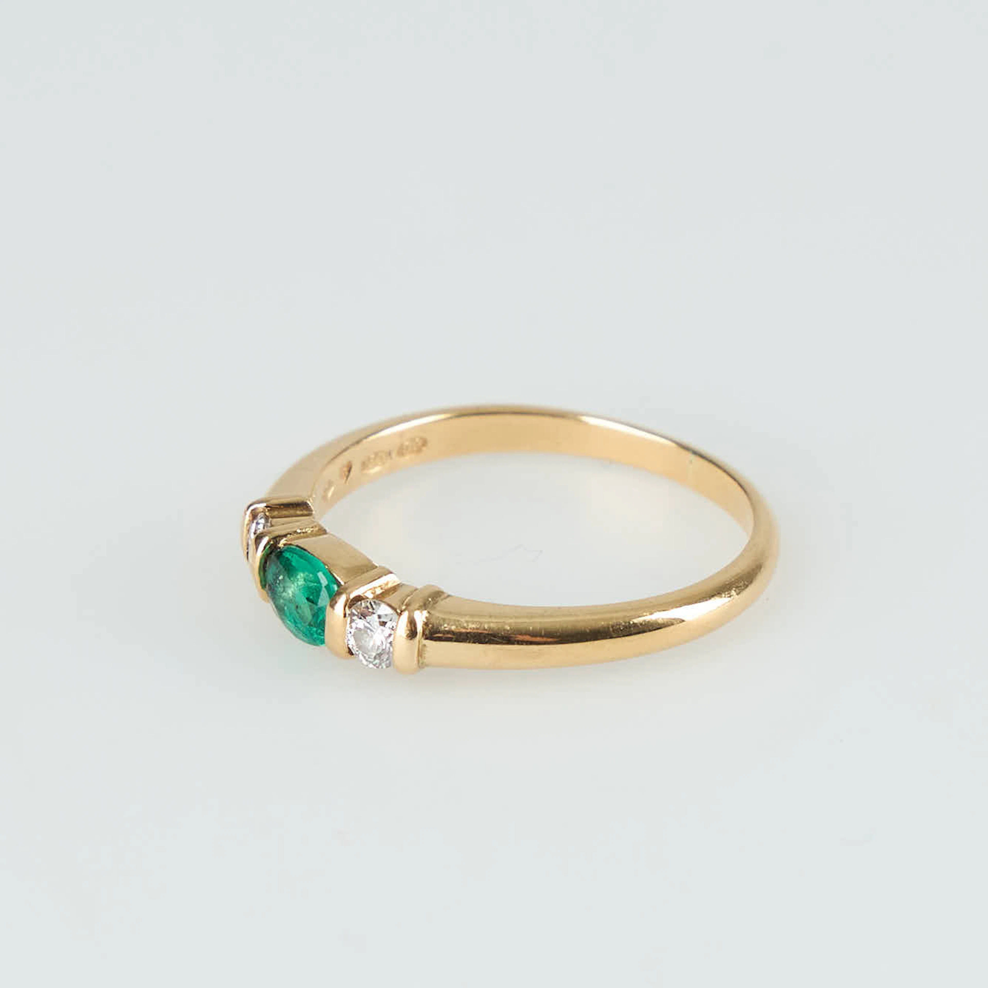 RING, 18K guld, smaragd och diamanter, Ø 17,75, A. Tillander 2005.