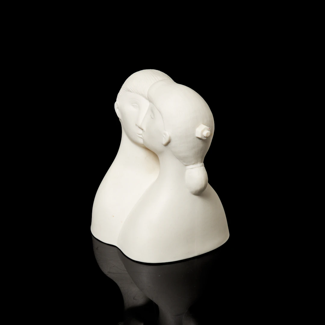 STIG LINDBERG. "Kyssen", skulptur, parian, undertill stämpelsignerad