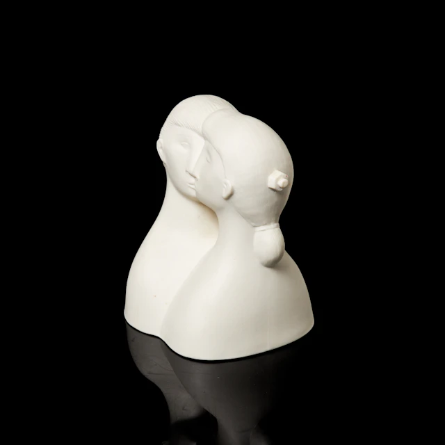 STIG LINDBERG. "Kyssen", skulptur, parian, undertill stämpelsignerad