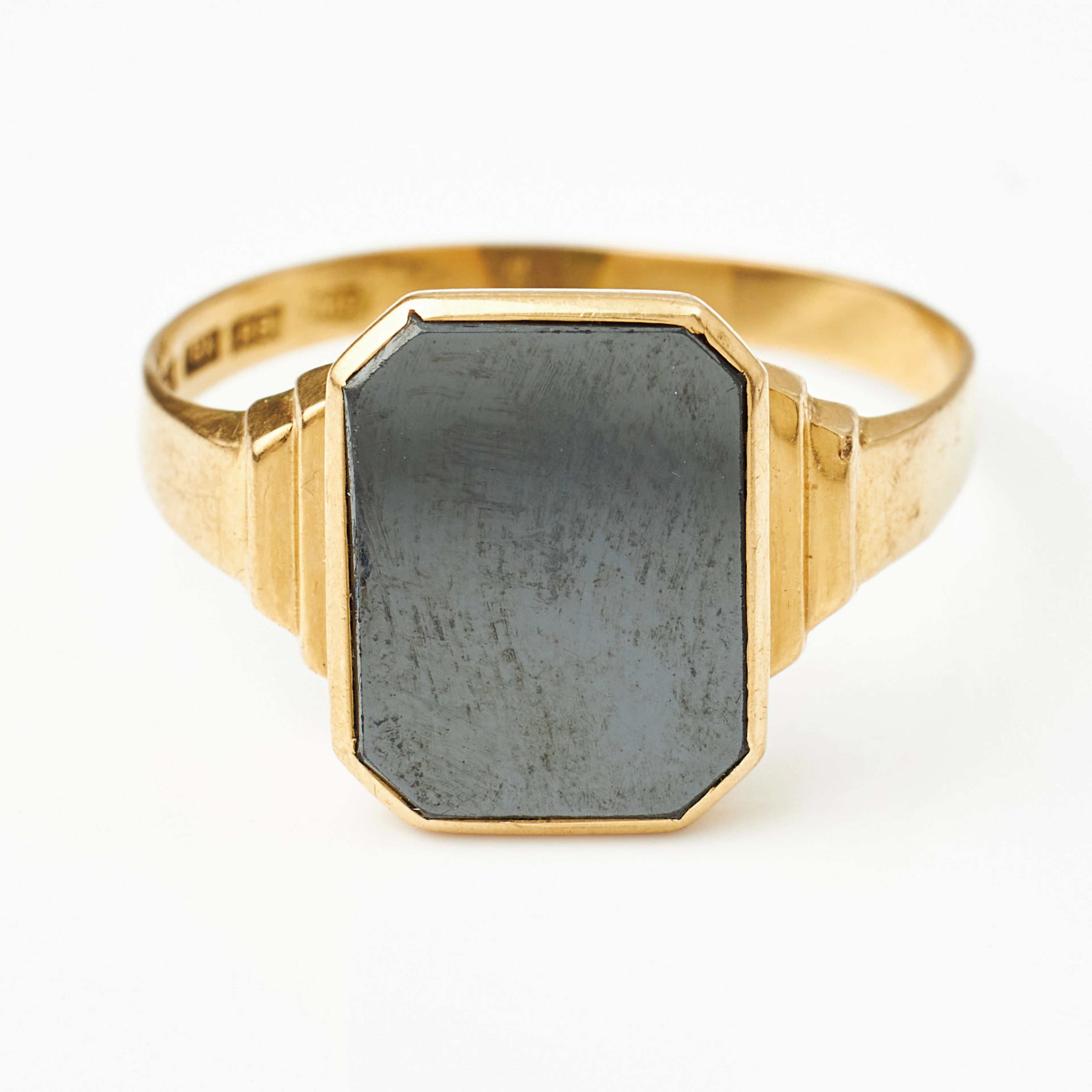 KLACKRING, 18 k guld, planslipad oktagonal hematit, trappslipade sidodekorer