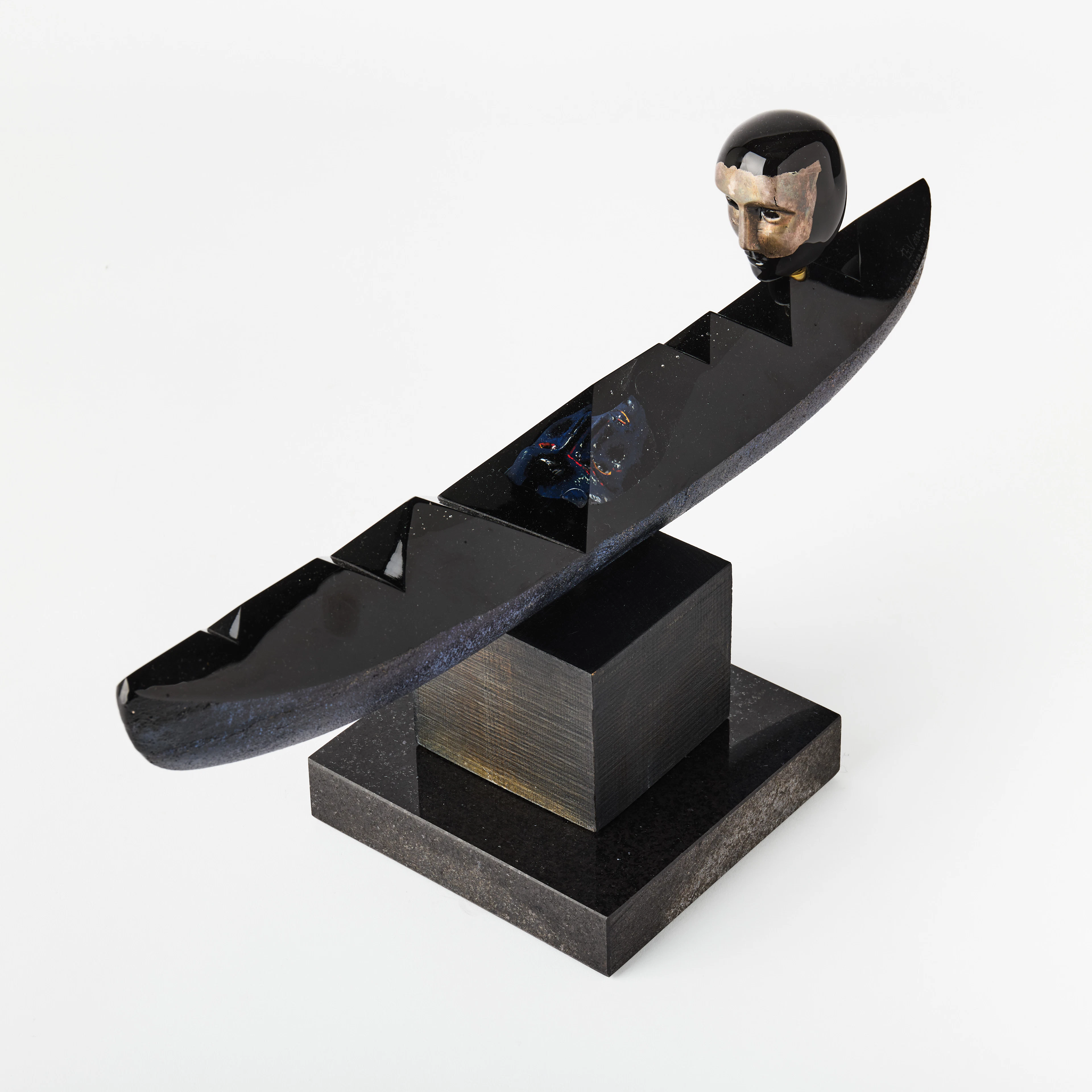 BERTIL VALLIEN. Skulptur, Kosta, i form av båt på sockel, sandgjuten