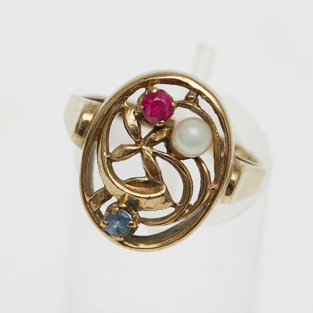 RING, 333er Gelbgold, Rubin, Saphir, Akoya-Perle.