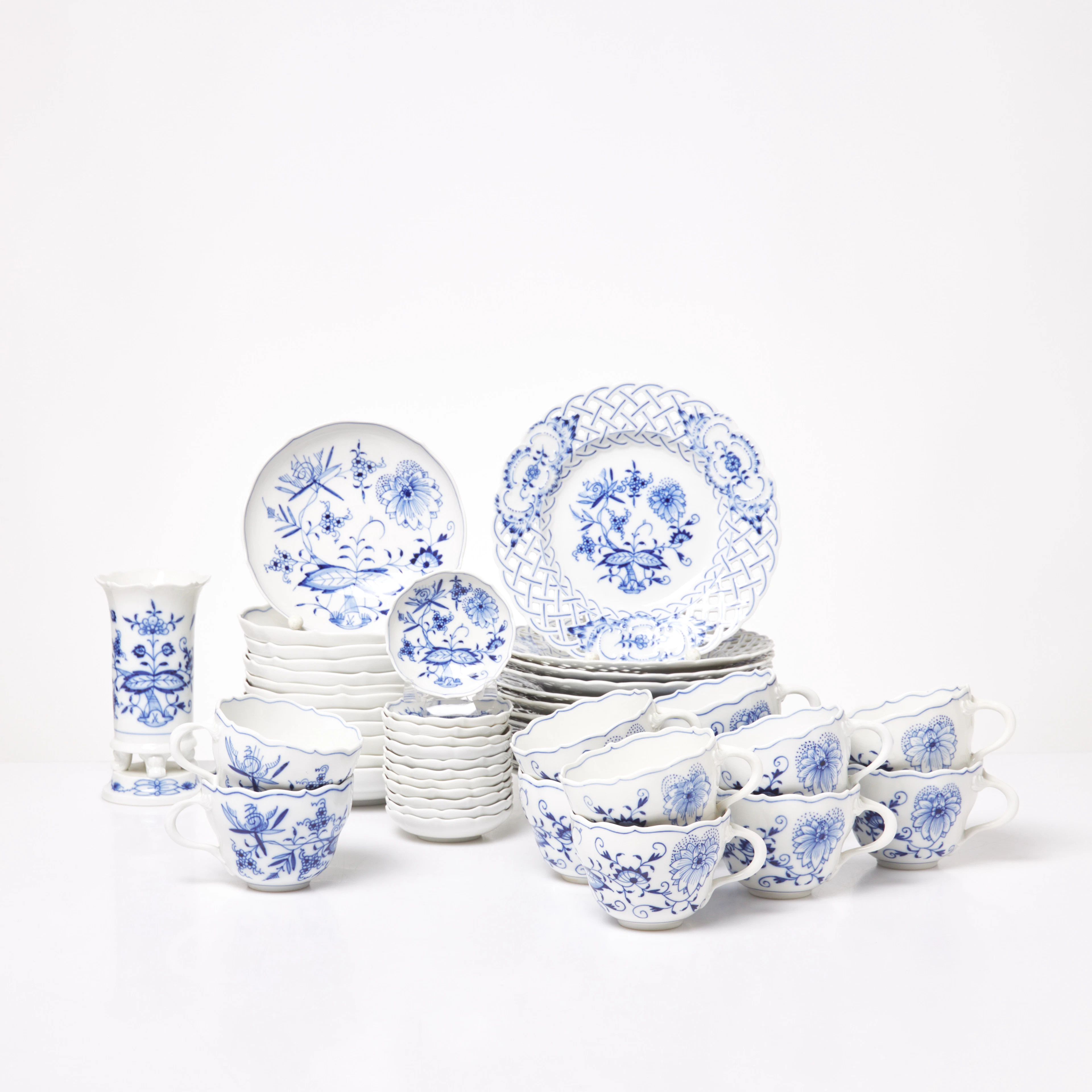 TESERVISDELAR. 37 dlr, Meissen, "Lökmönstret", porslin, 1900-tal.