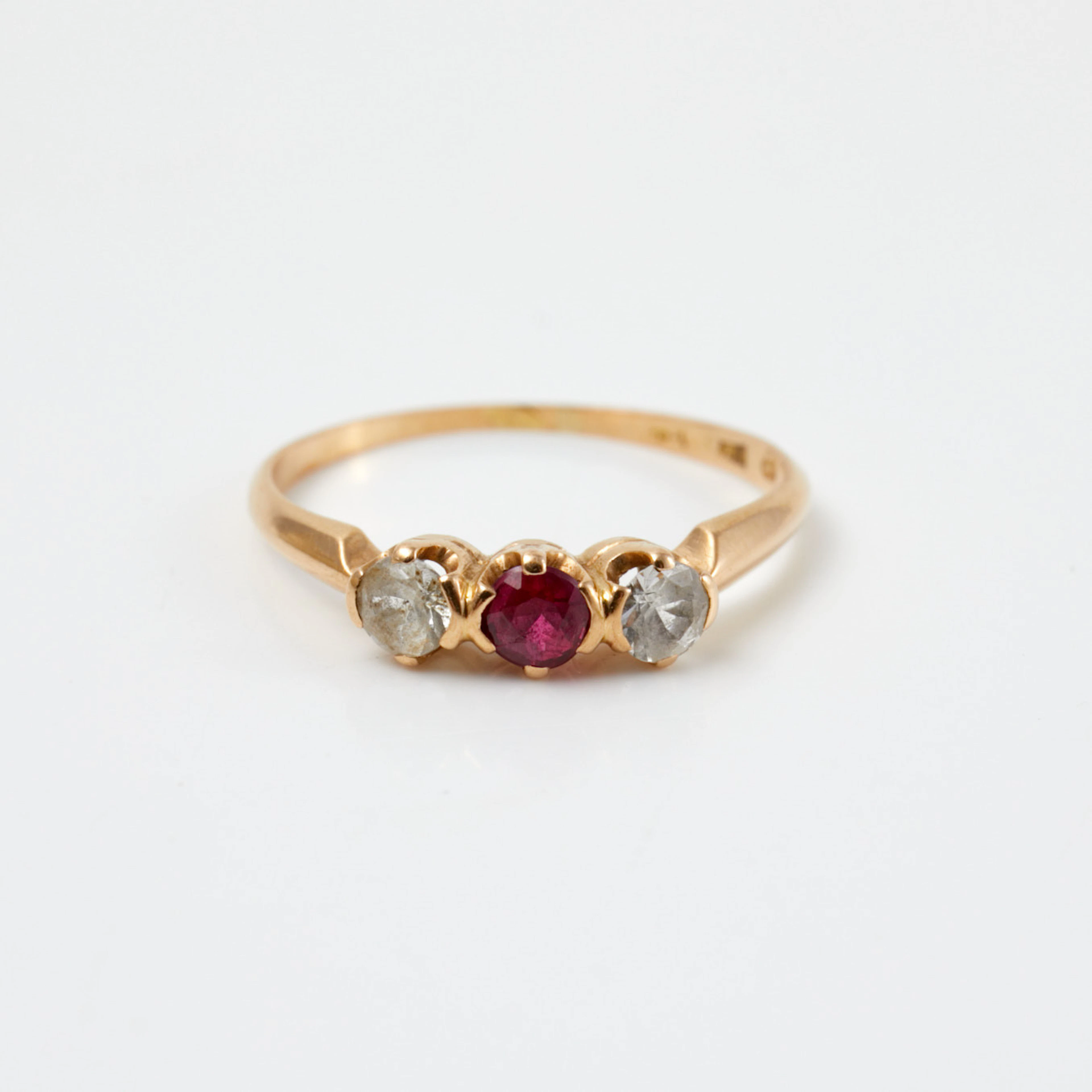 RING, 18 k guld, 1 syntetisk rubin, flankerad av 2 vita syntetiska