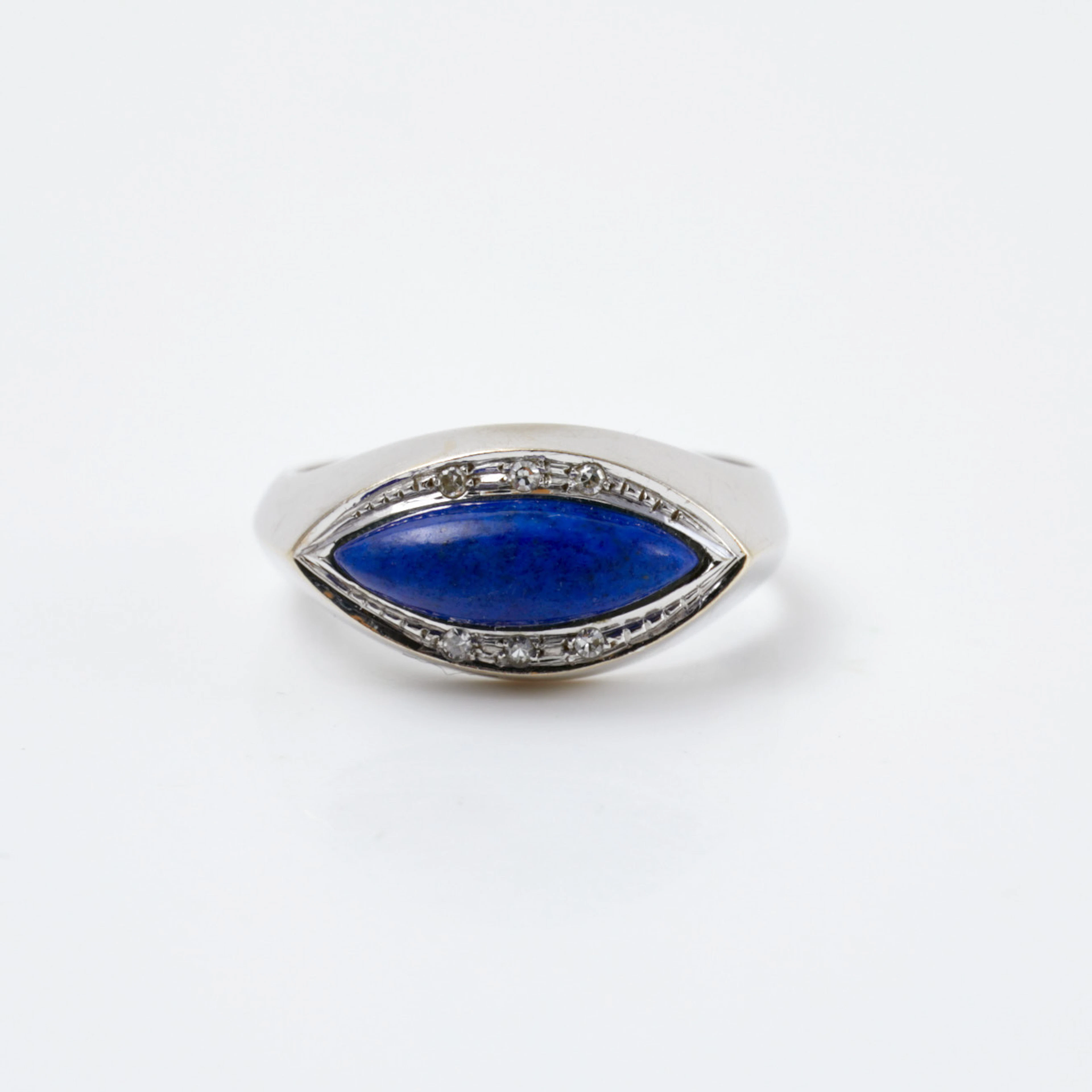 BUCHERER. Ring, 18 k vitguld, 1 cabochonslipad lapis lazuli, 6 briljantslipade