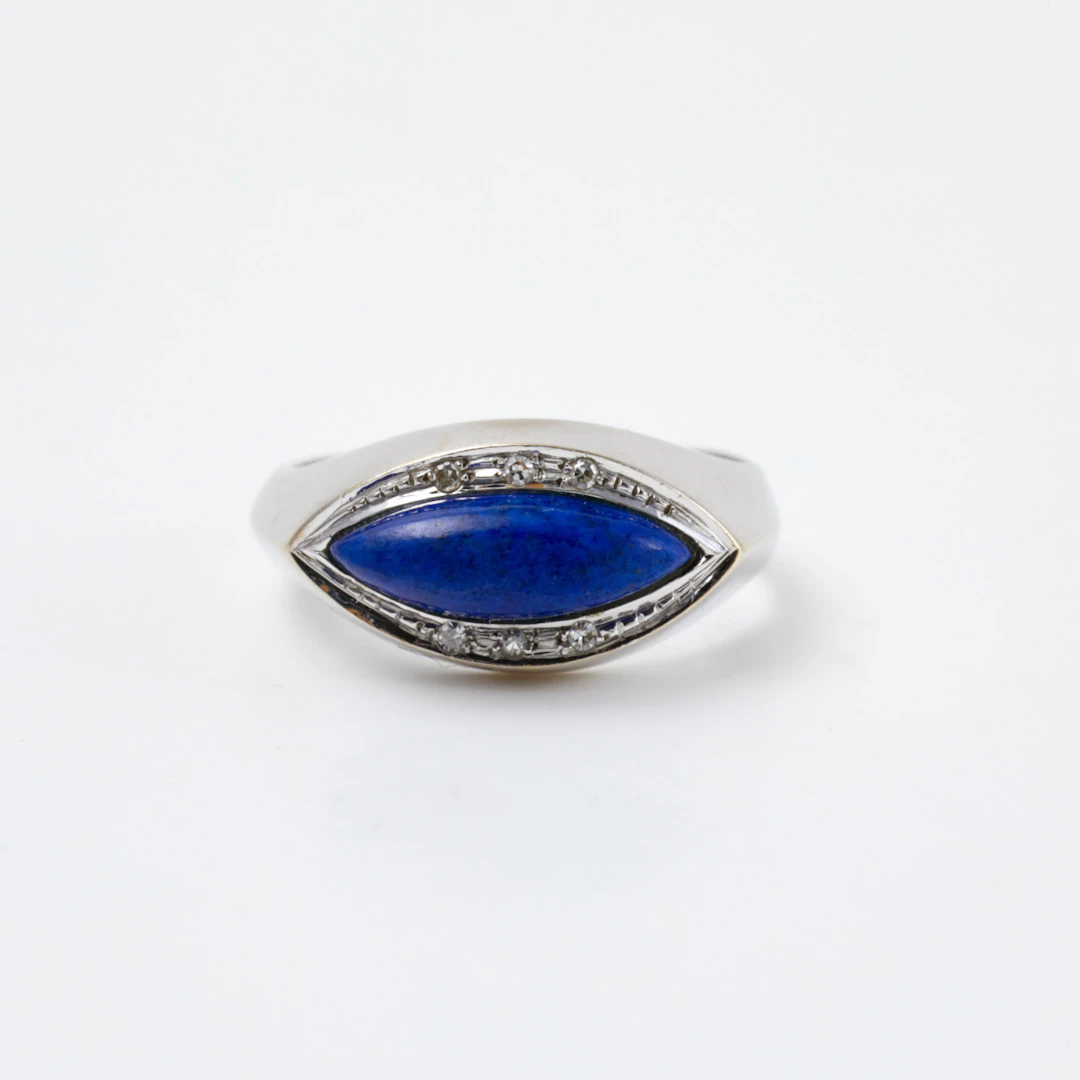 BUCHERER. Ring, 18 k vitguld, 1 cabochonslipad lapis lazuli, 6 briljantslipade