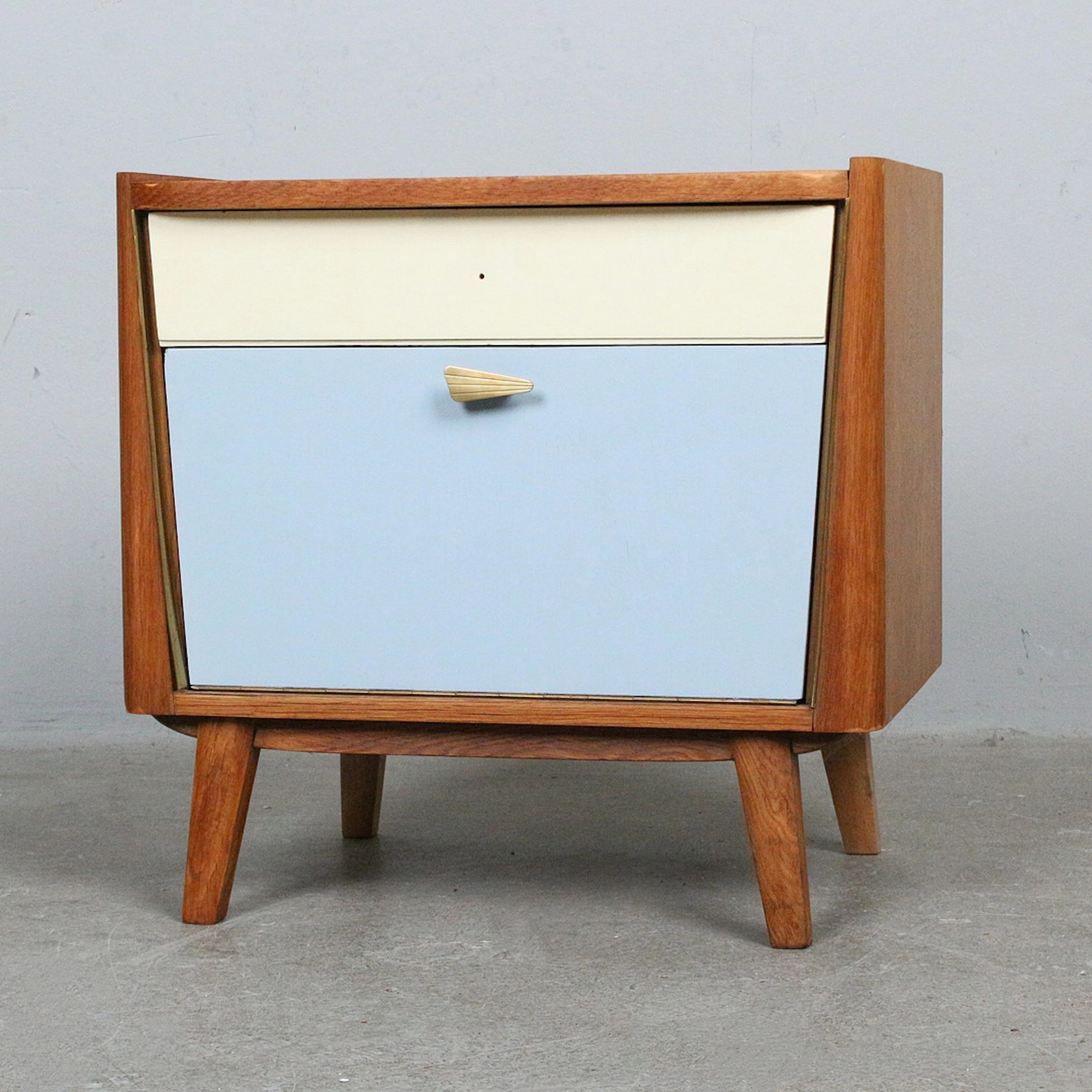 Kleine Vintage Kommode / Nachtschränkchen der 1960er Jahre.