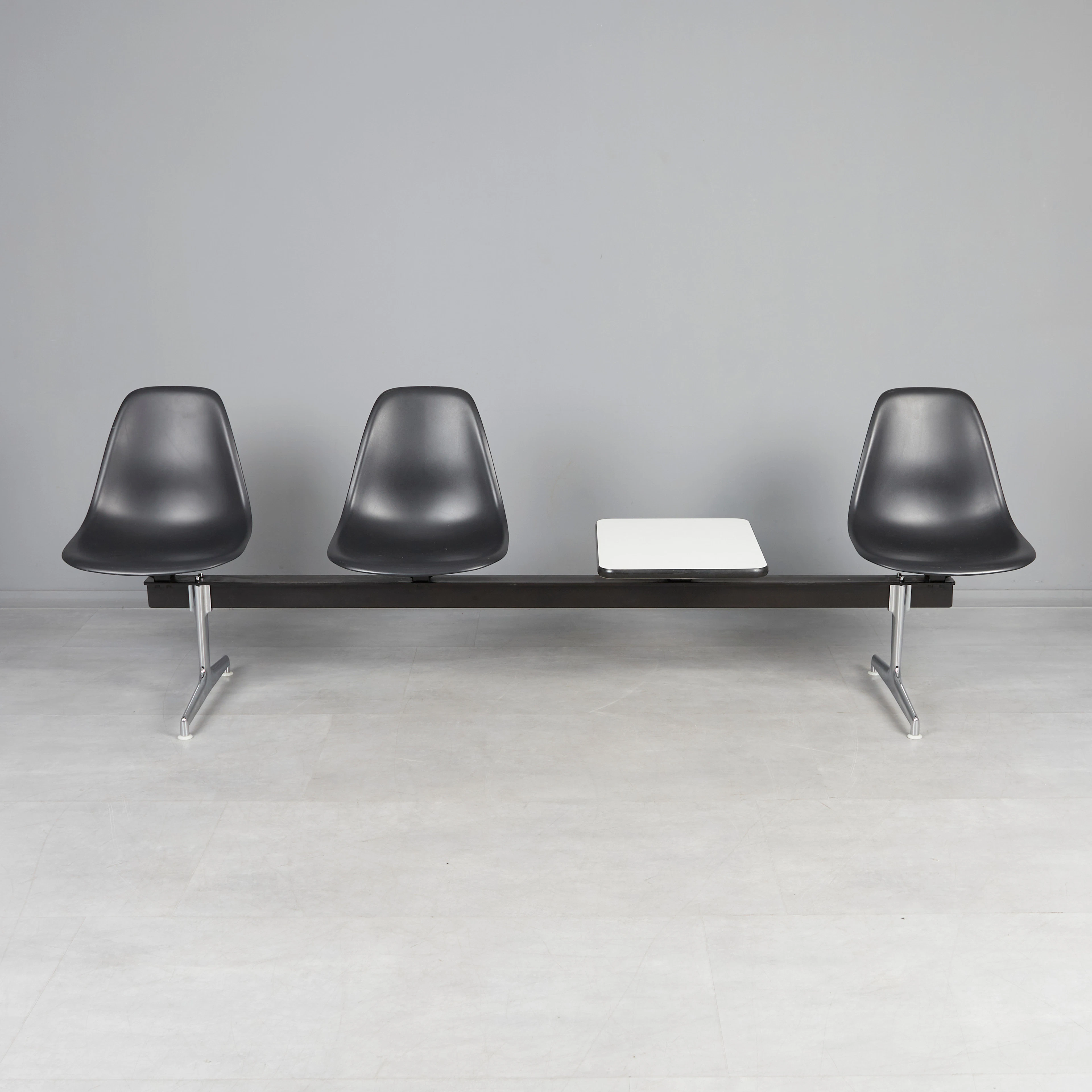 CHARLES & RAY EAMES. Herman Miller / Vitra, Sitzbank mit Ablage, Modell