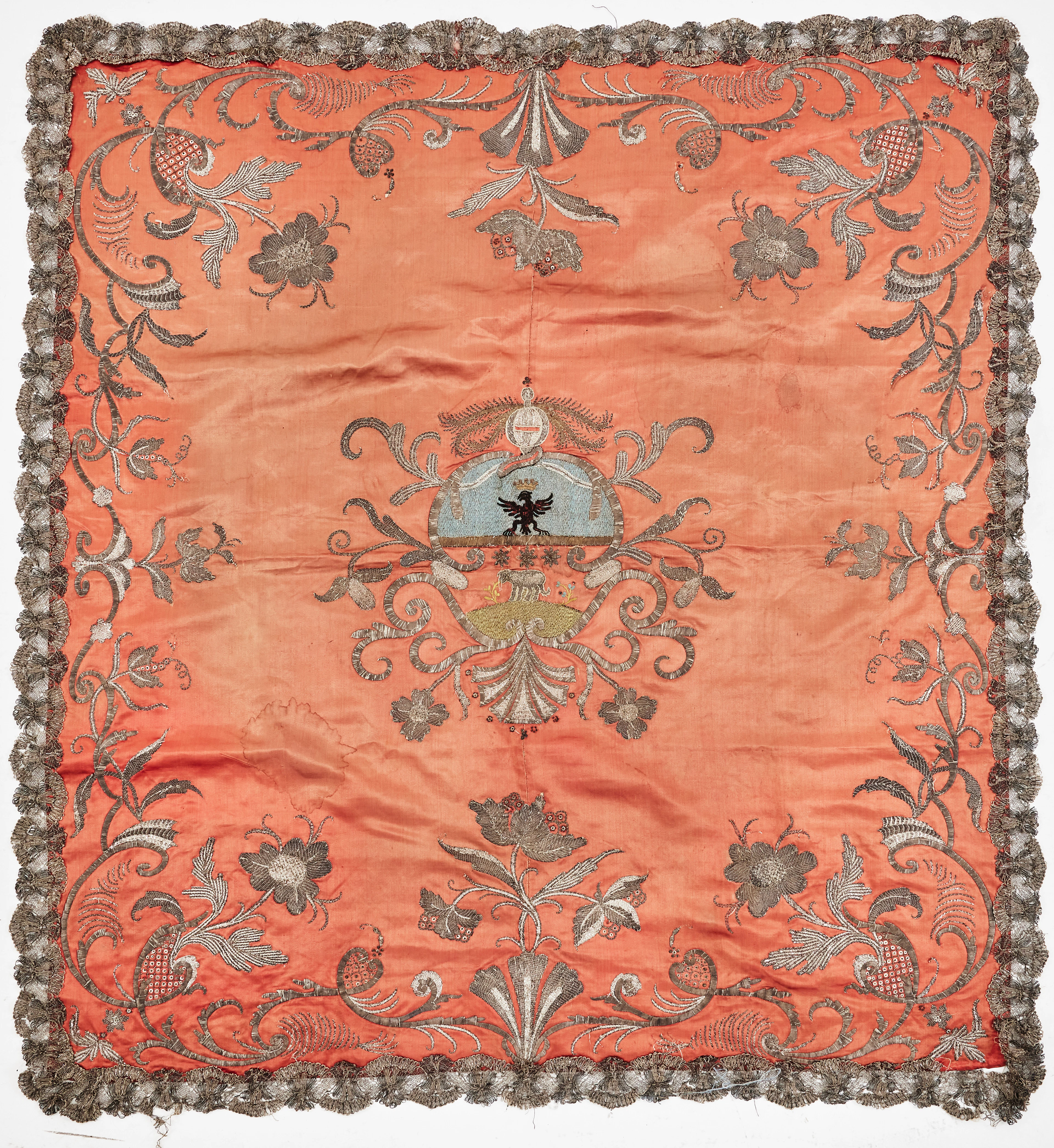 PÄLL, ca 1730-1750-tal, botten i varmt rosa sidensatin, kanter med