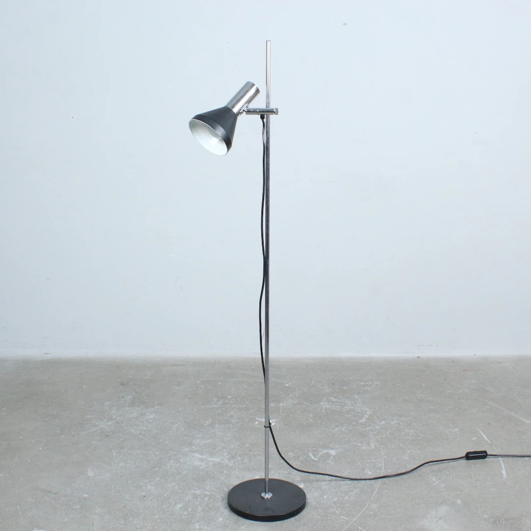 Verstellbare Mid-Century Stehlampe aus verchromtem Stahl von Gepo