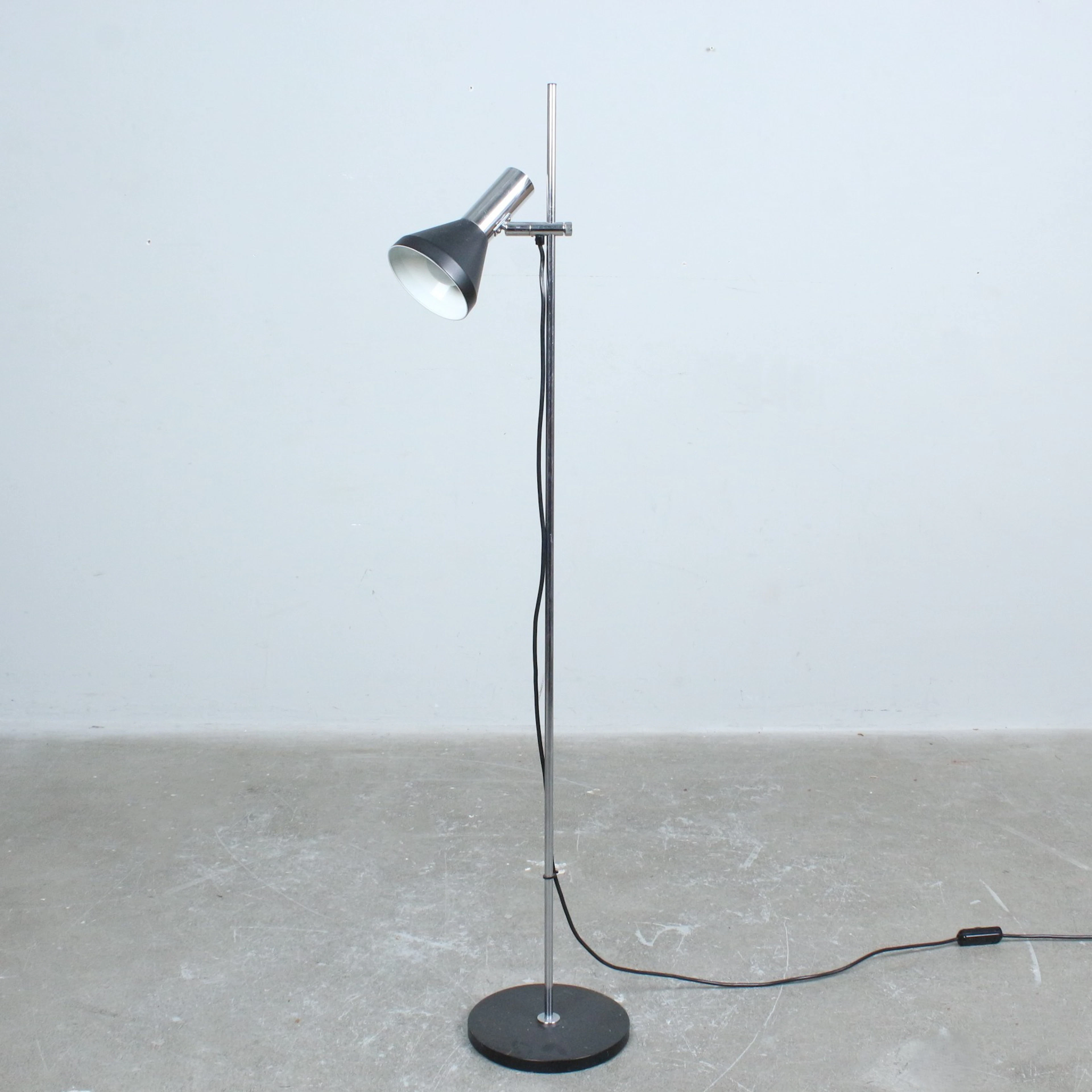 Verstellbare Mid-Century Stehlampe aus verchromtem Stahl von Gepo
