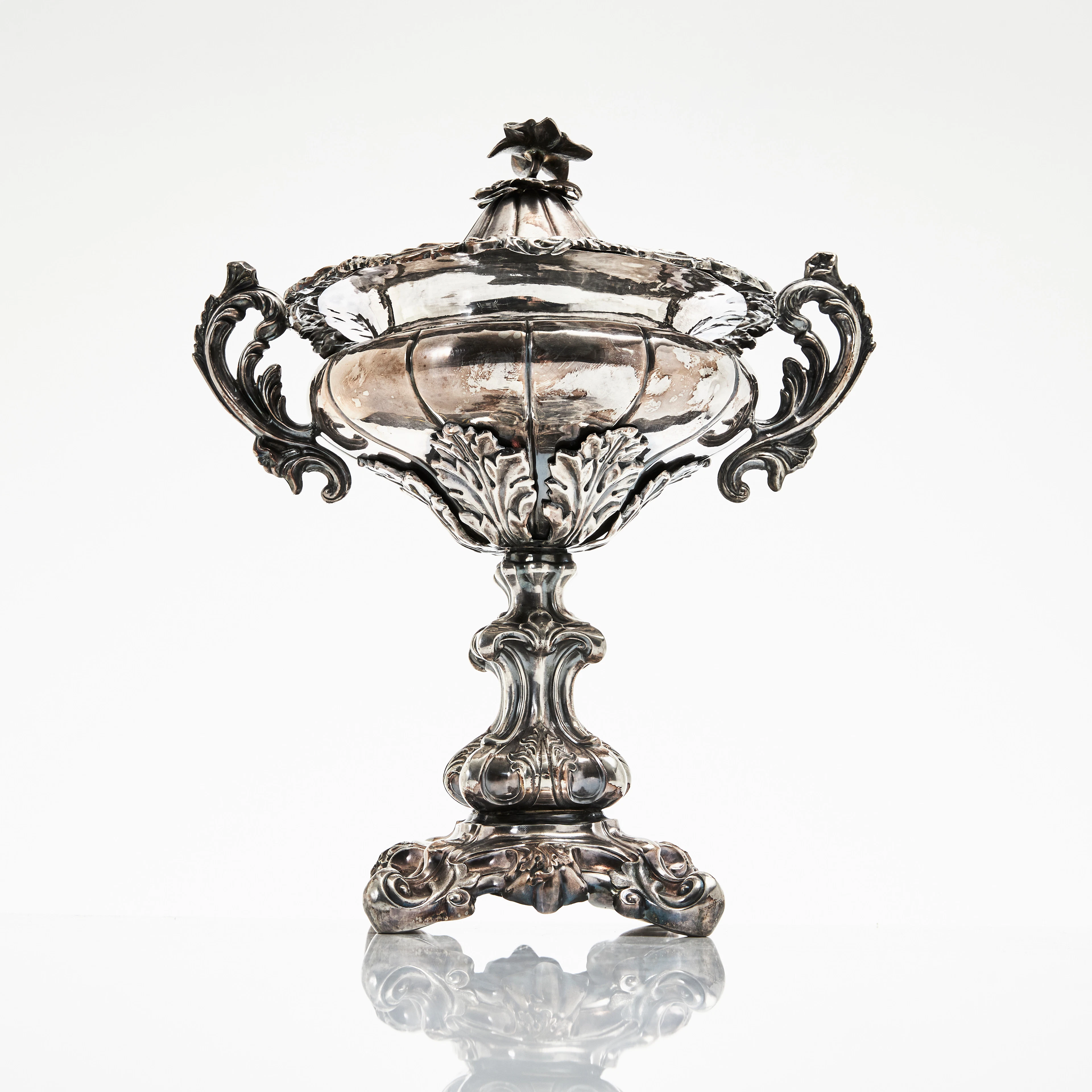 AXEL SÖDERBERG (VERKSAM 1848-1852). Strösockerskål på fot, silver