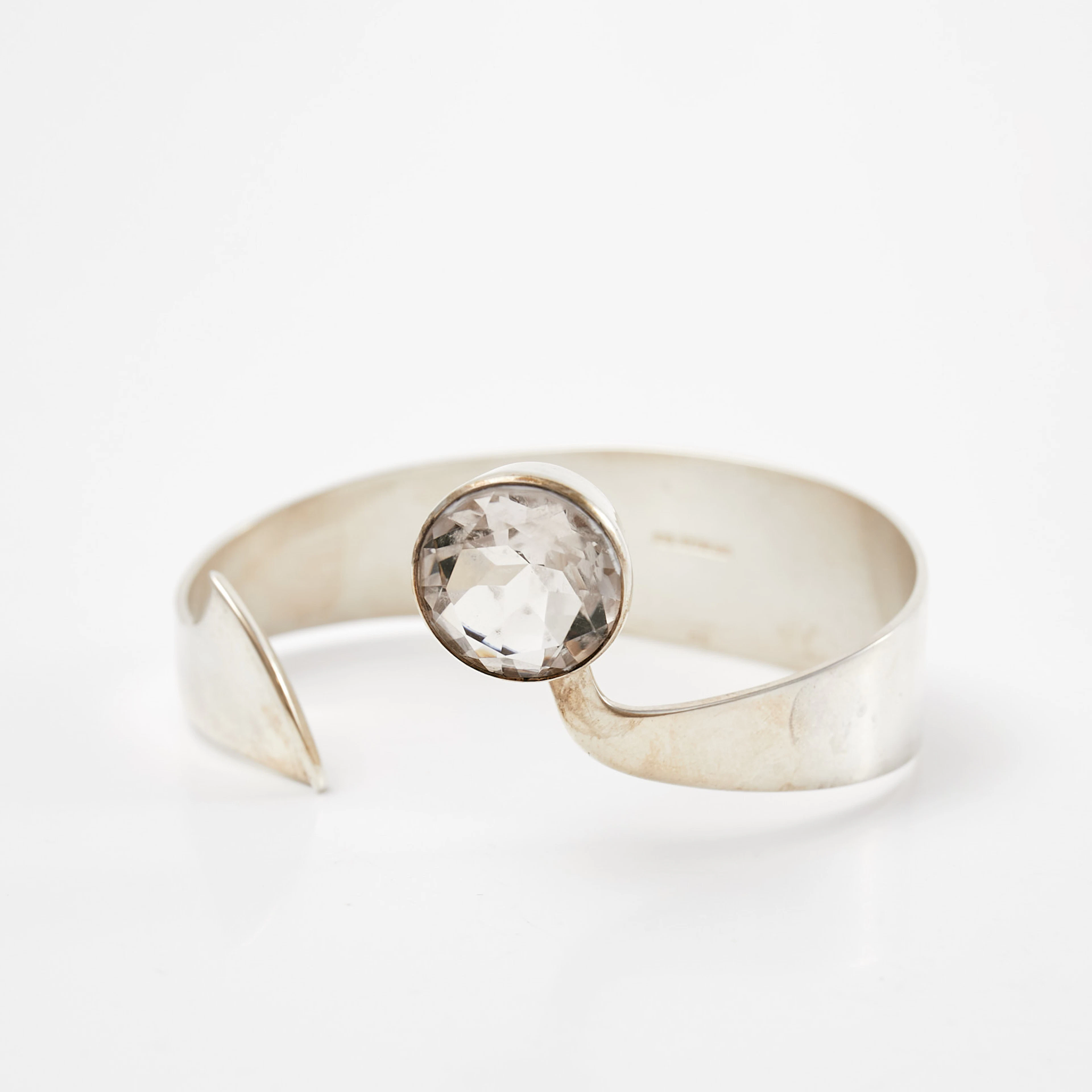 ARMRING, sterlingsilver, dekor av 1 fasettslipad bergkristall, stel