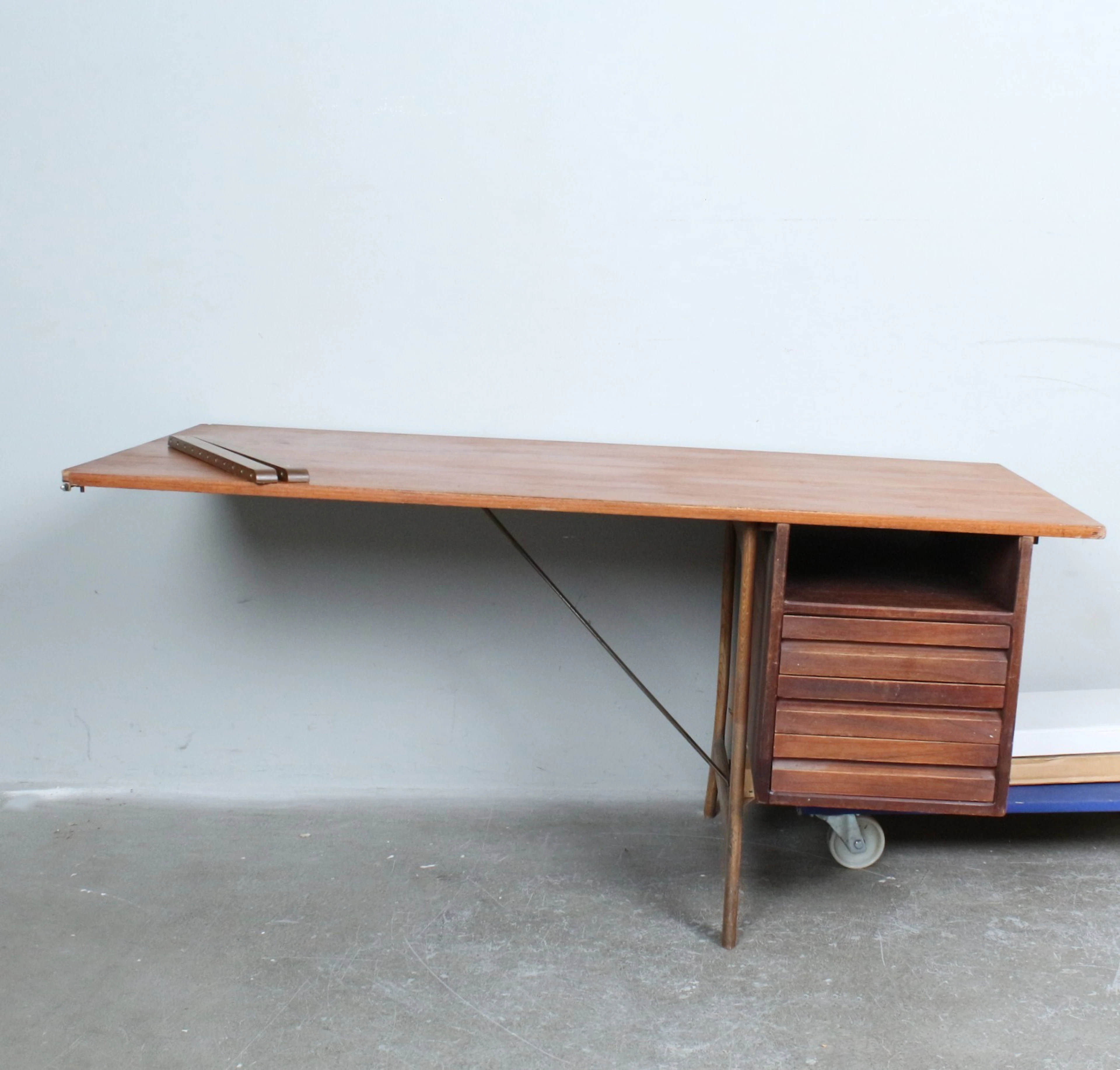 POUL CADOVIUS. Modularer Schreibtisch mit Schienenaufhängung der 1970er