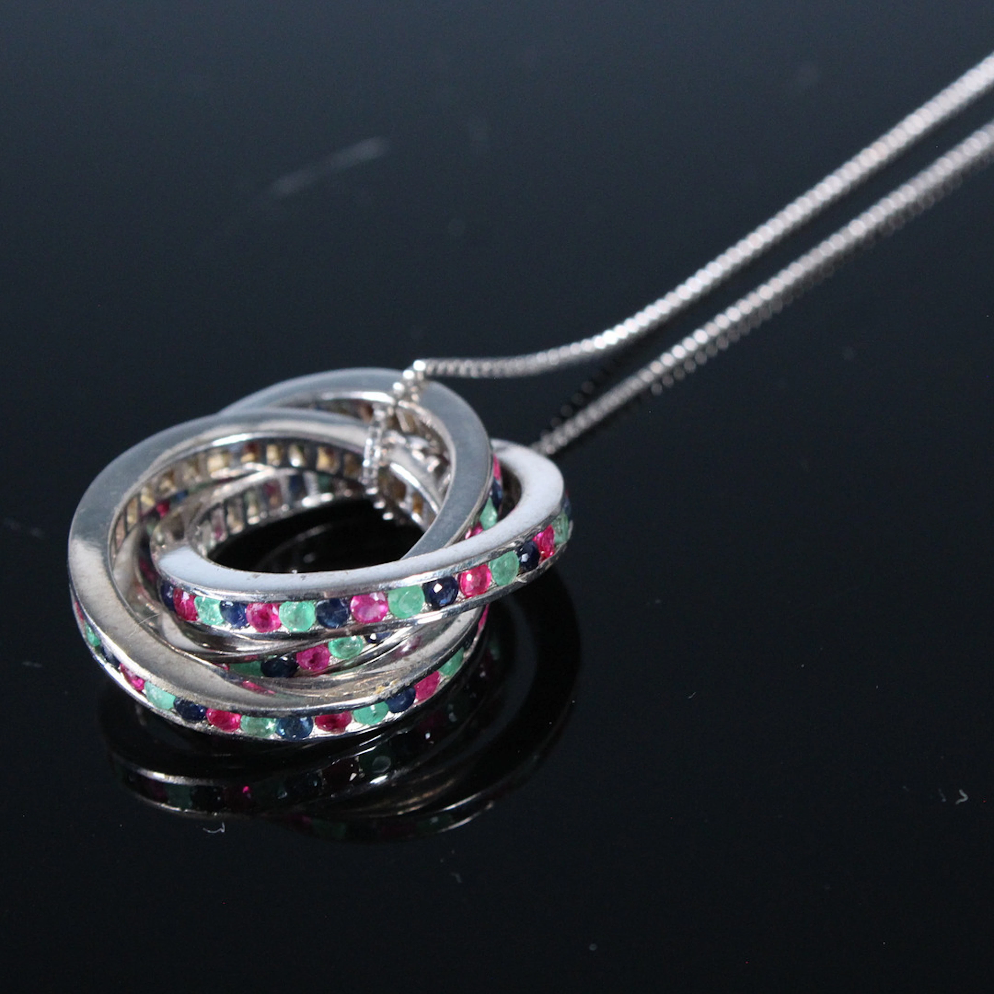 Kette mit 3 Anhängern, besetzt mit Rubin, Smaragd und Saphir, 925er Silber.