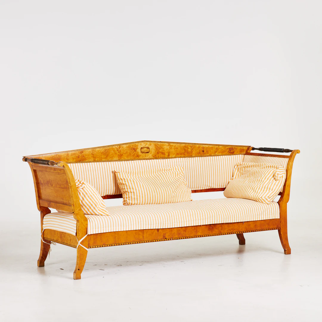 SOFFA. Biedermeier, björk, intarsia i form av snäcka, 1800-talets mitt.