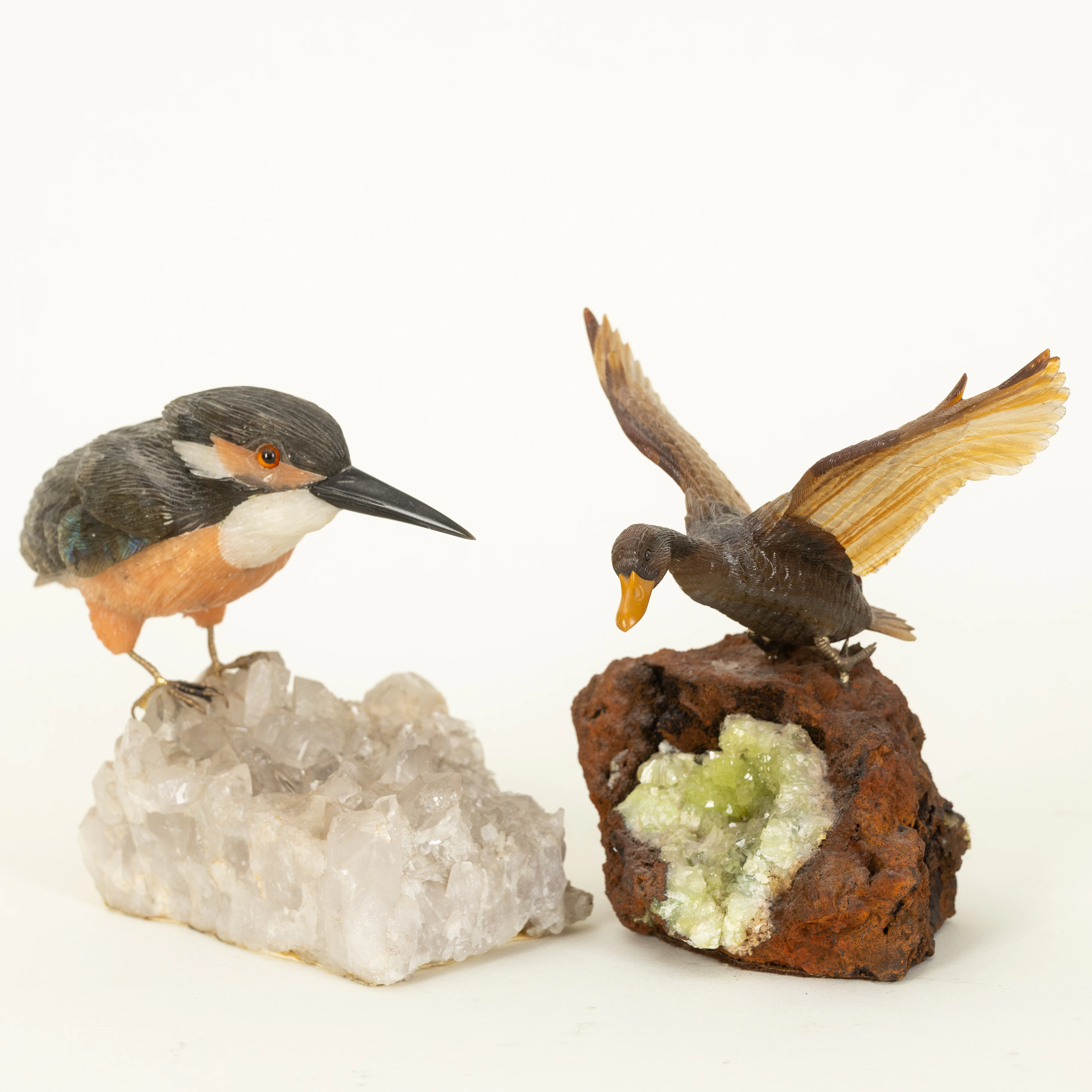 Zwei geschnitzte Vögel aus Halbedelsteinen und Mieralgestein: Eisvogel