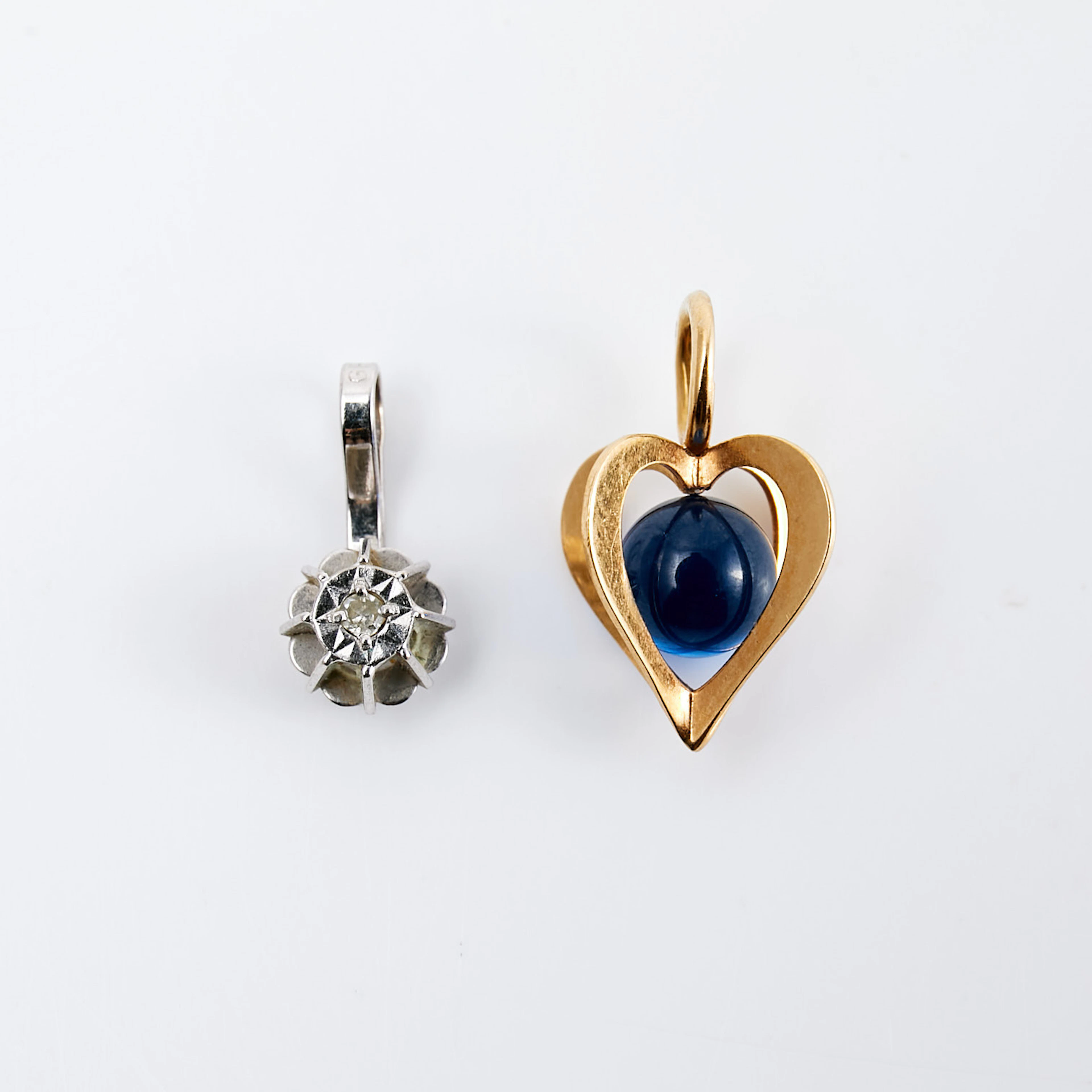 HÄNGEN, 2 st, 18 k vit- resp. rödguld, vitguld med dekor av diamant