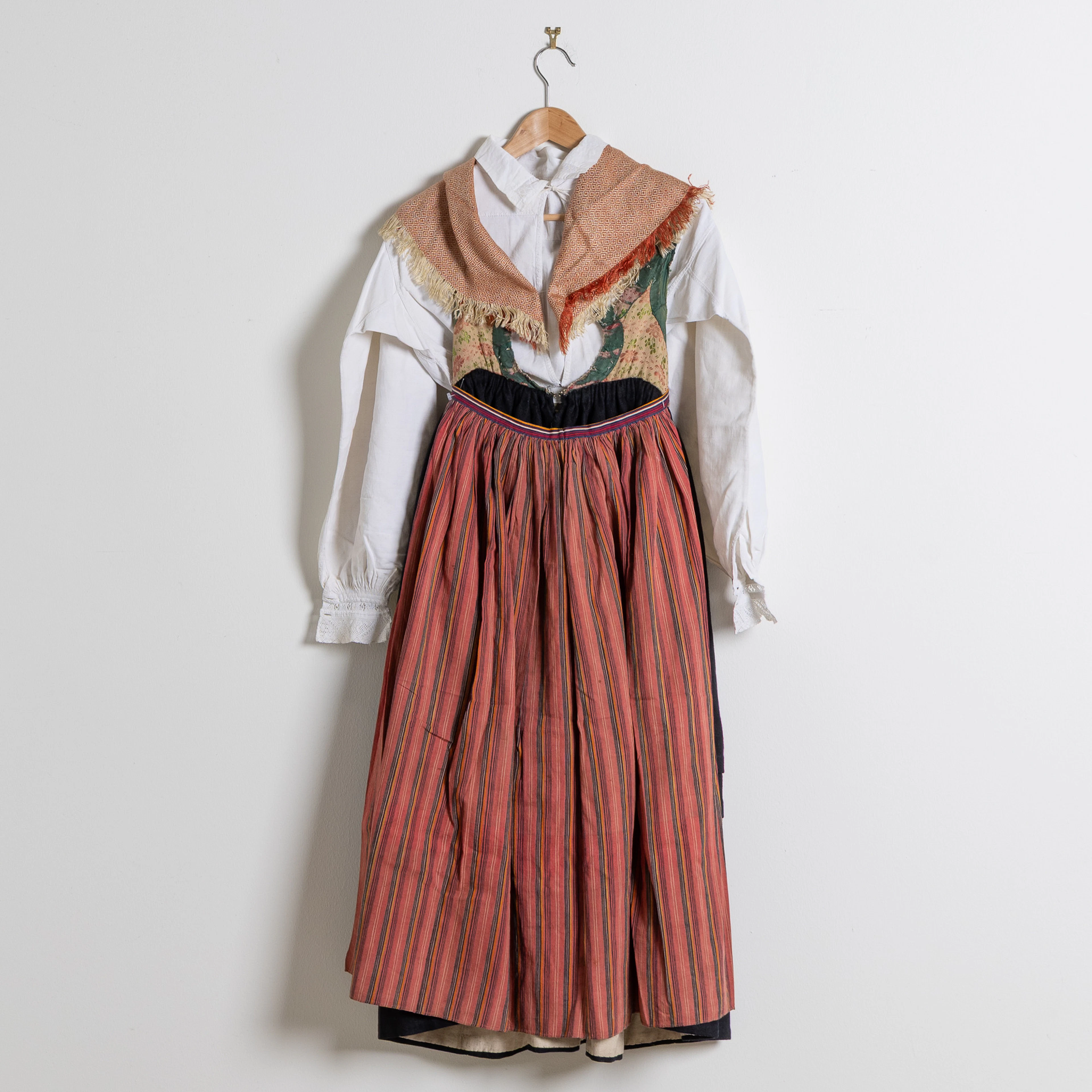 FOLKDRÄKT / HÄRADSDRÄKT, Bara/Torna härad, Sydvästra Skåne 1800-tal.
