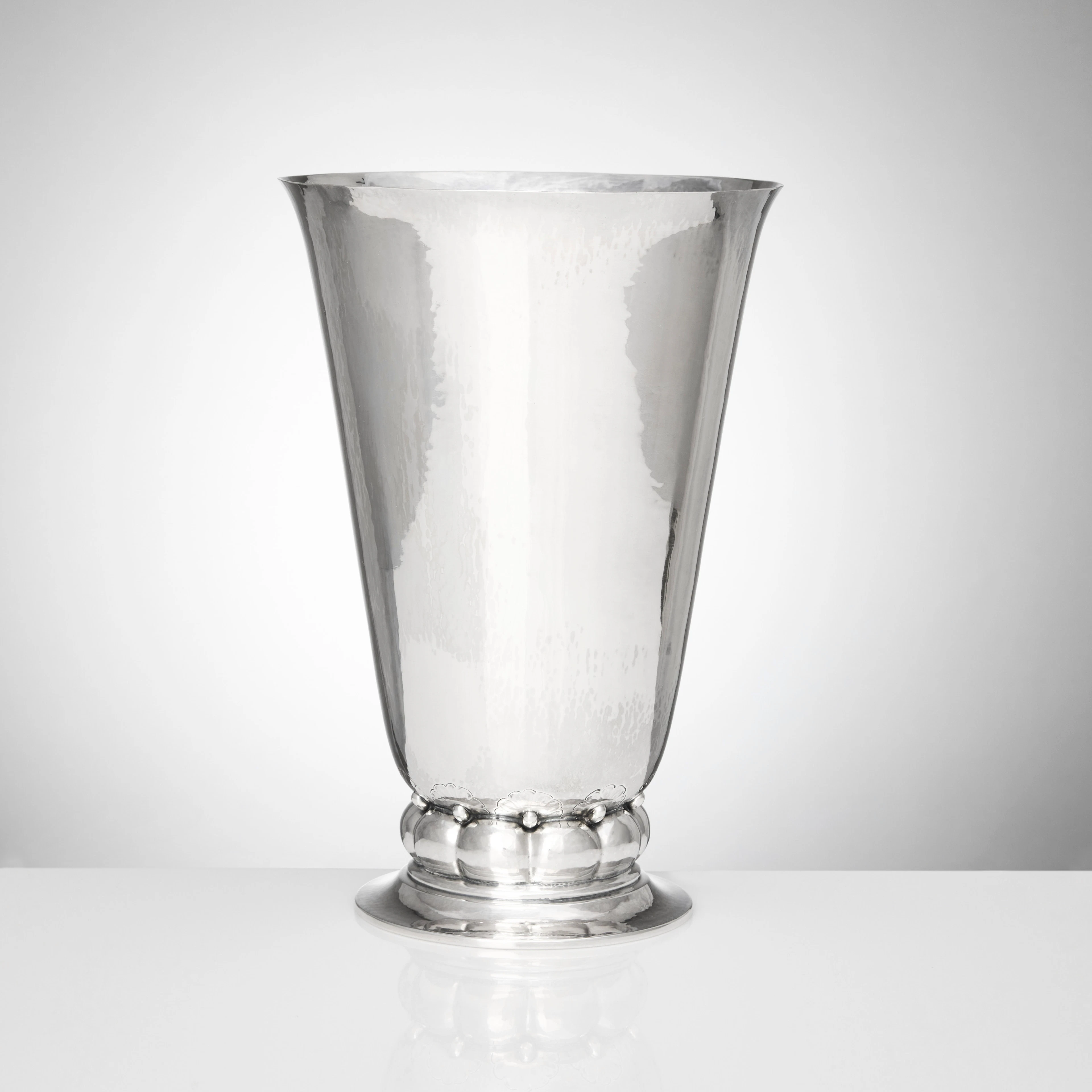 GEORG JENSEN. Vas, sterlingsilver, Paris 1925-1926.