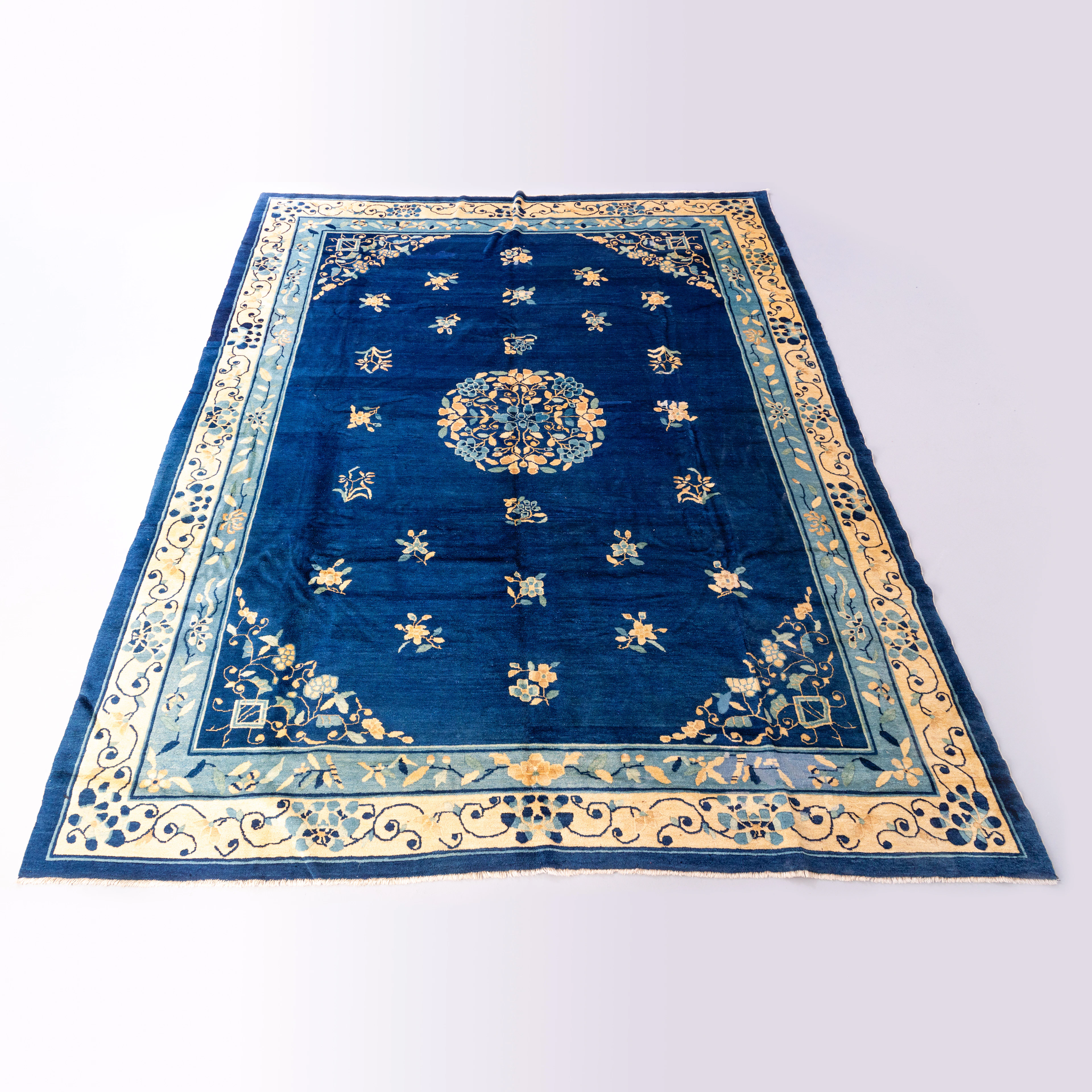 Chinesischer Teppich, 20. Jh. ca. 350 x 270 cm.