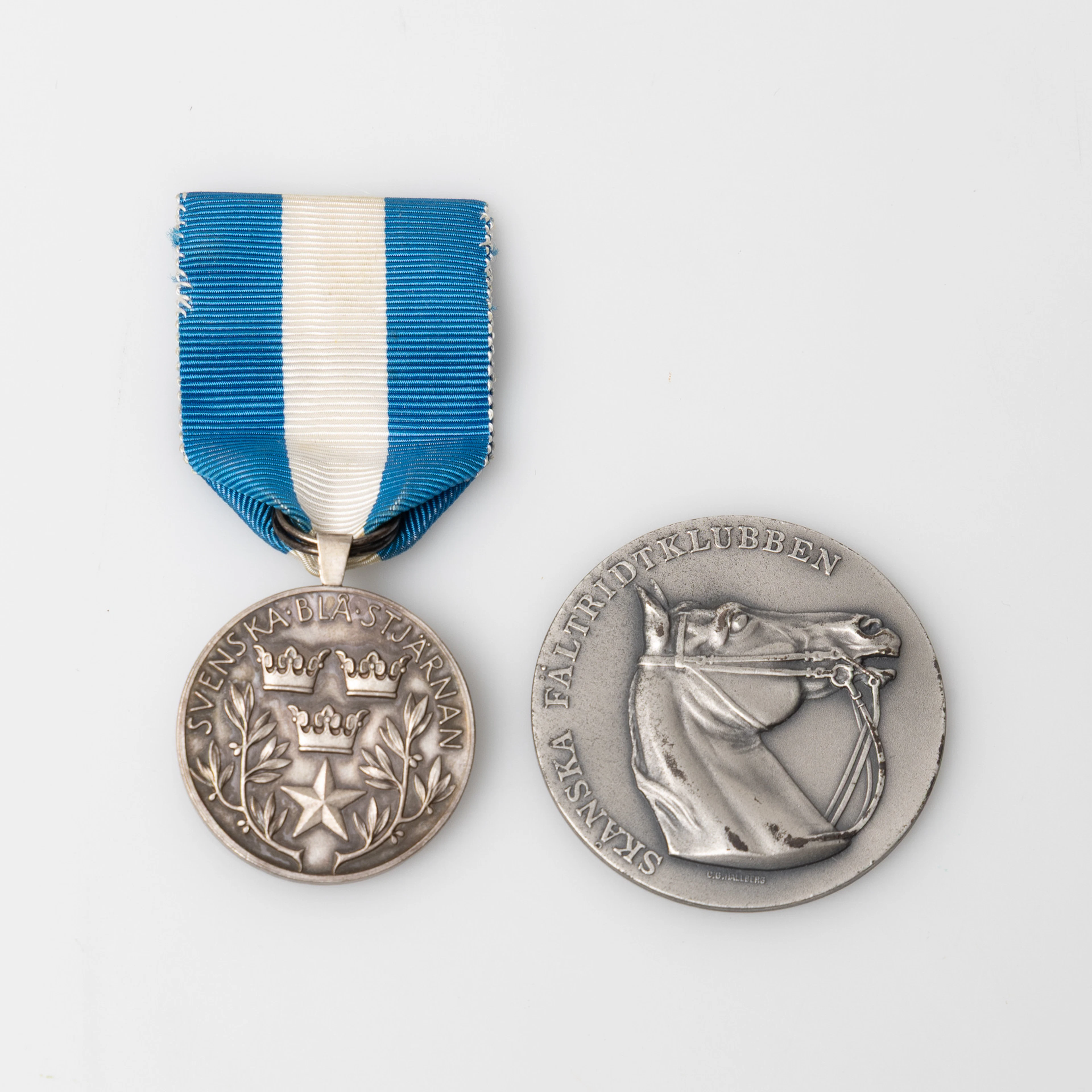 TVÅ MEDALJER, sterlingsilver, vikt 54 gram.