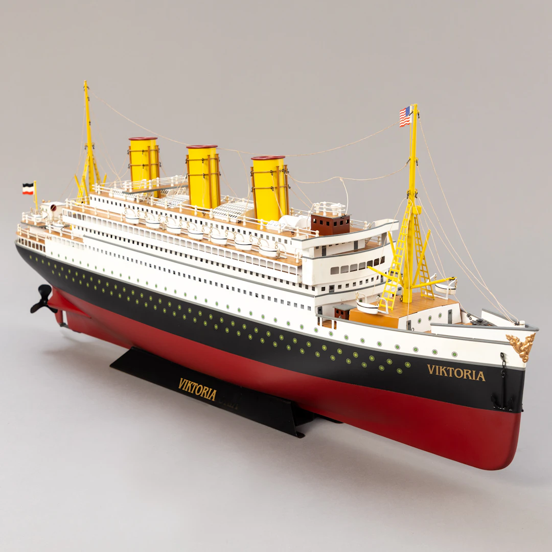 MÄRKLIN. Passagierdampfer ´Viktoria` auf Wellenfuß, Göppingen 2002.