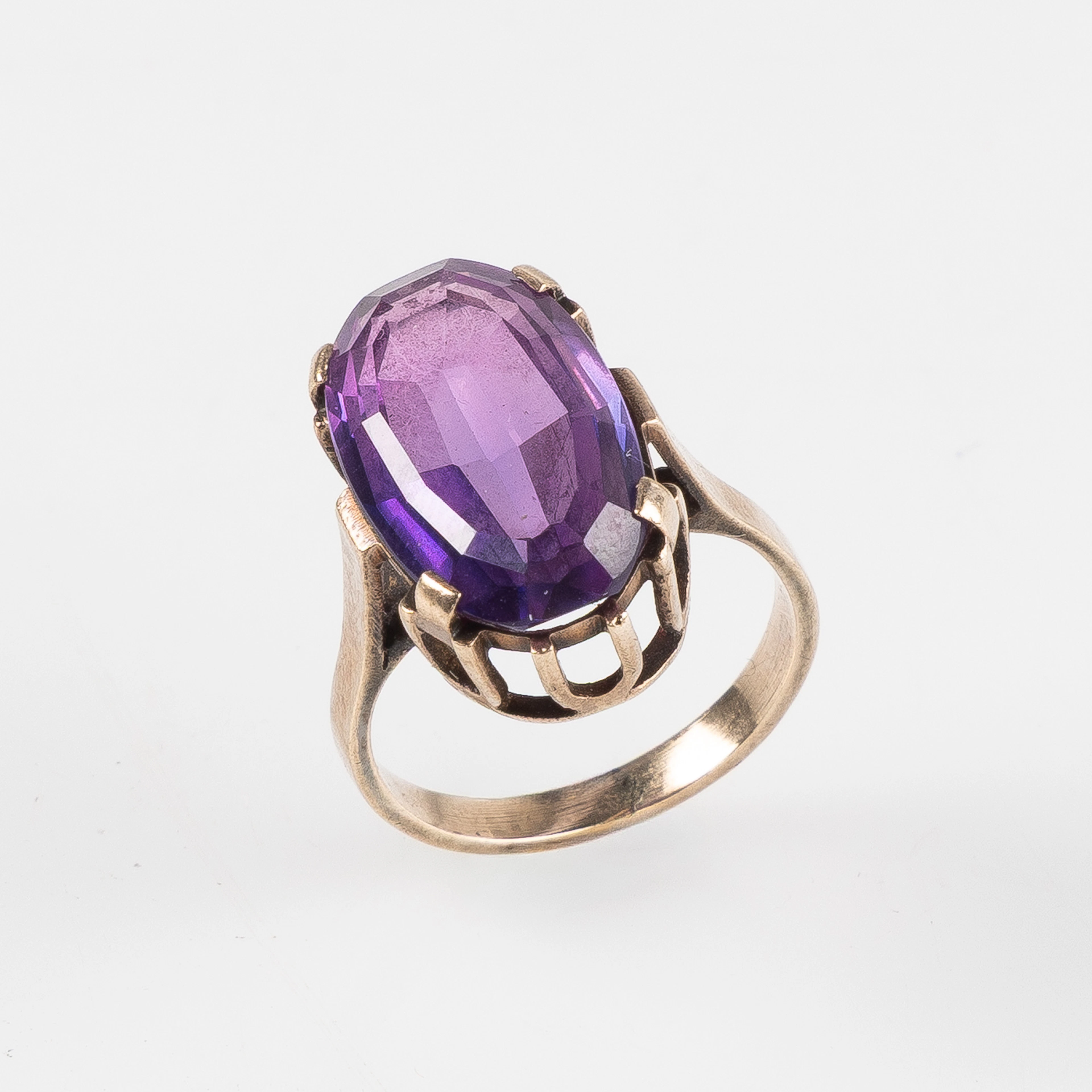 RING, 14K guld med fasettslipad synatetisk färgväxlande safir.