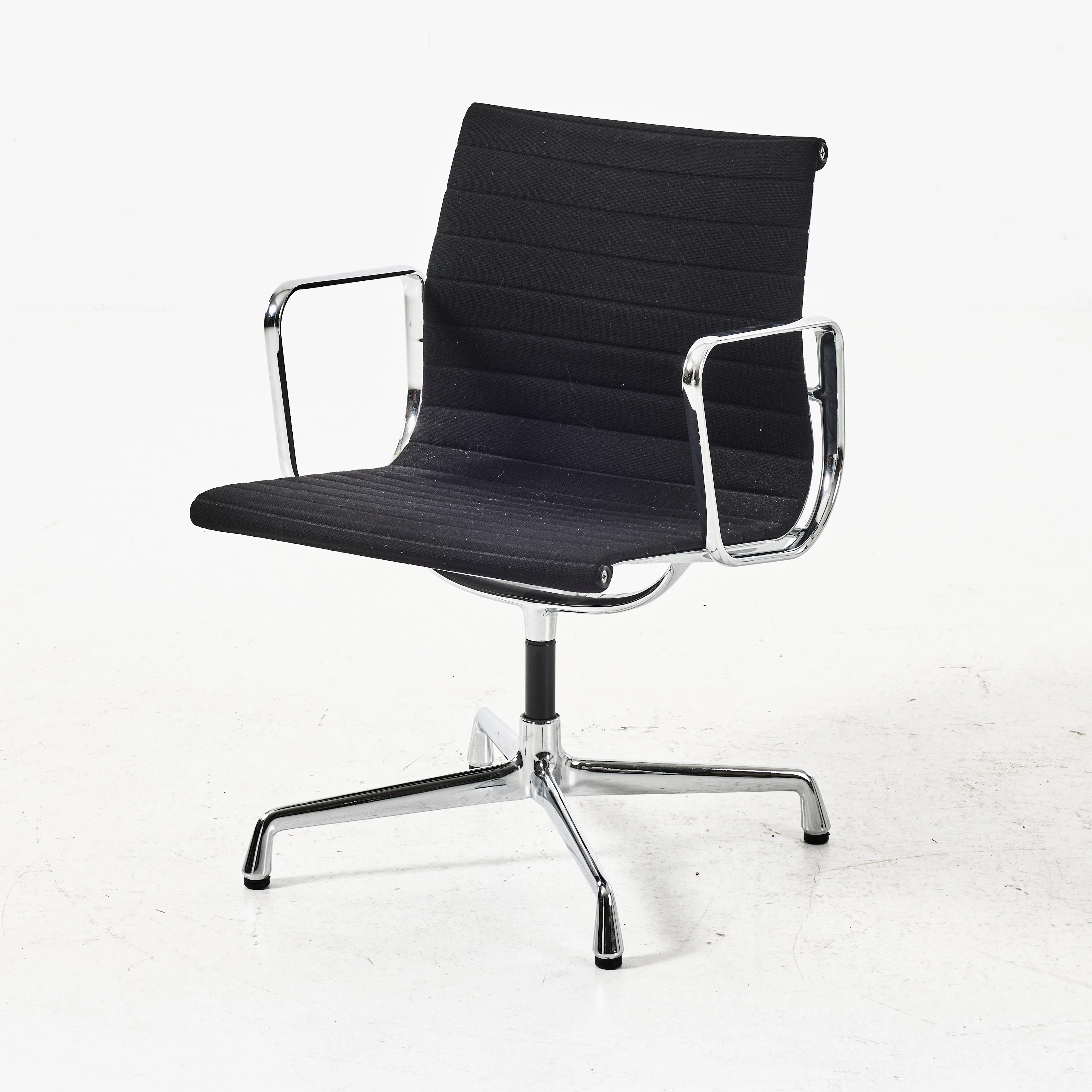 CHARLES och RAY EAMES. Arbetsstol, modell EA 117, Vitra, aluminium