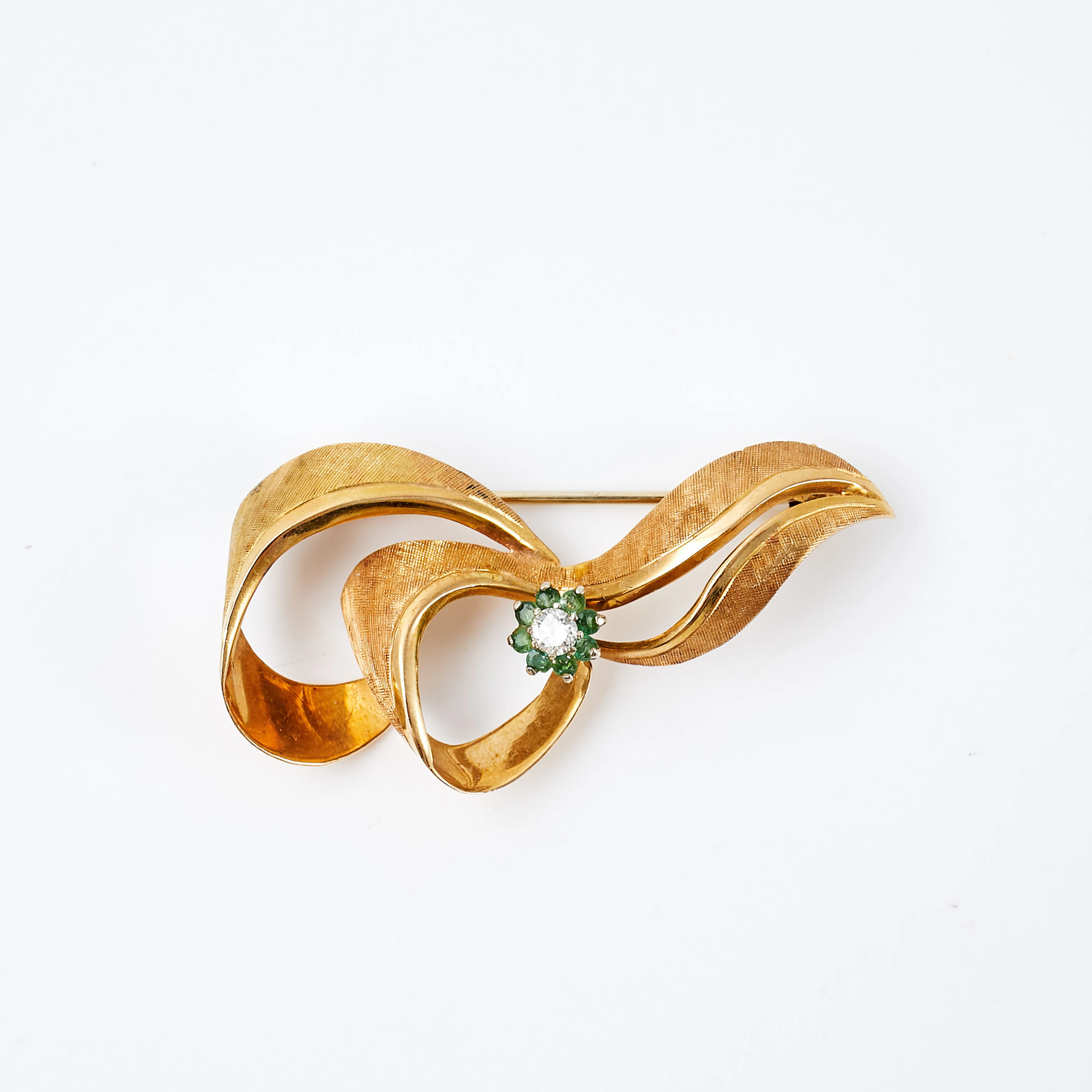 BROSCH, 18 k guld, 1 briljantslipad diamant, ca 0,10 ct, krans med