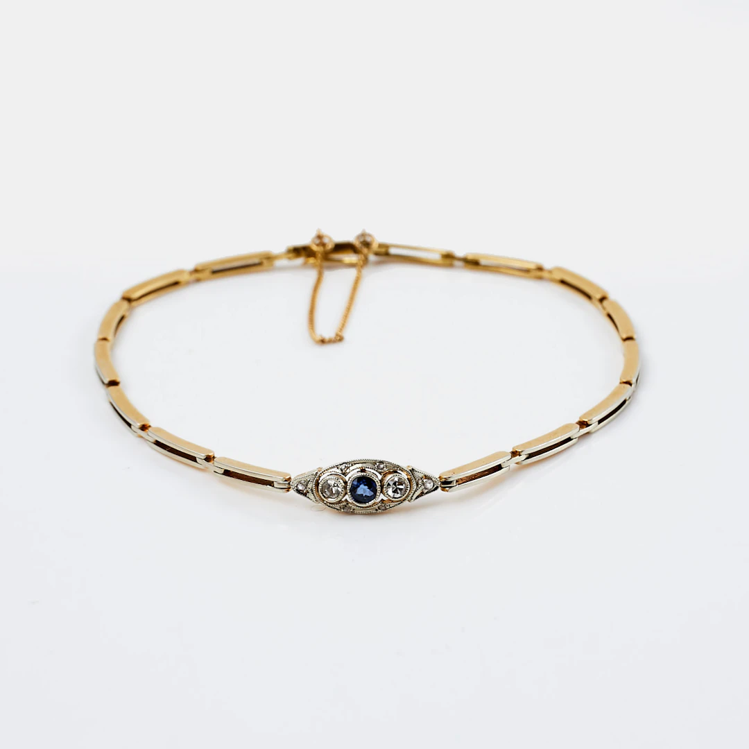 ARMBAND, 18 k guld/platina, 1 fasettslipad syntetisk safir, flankerad