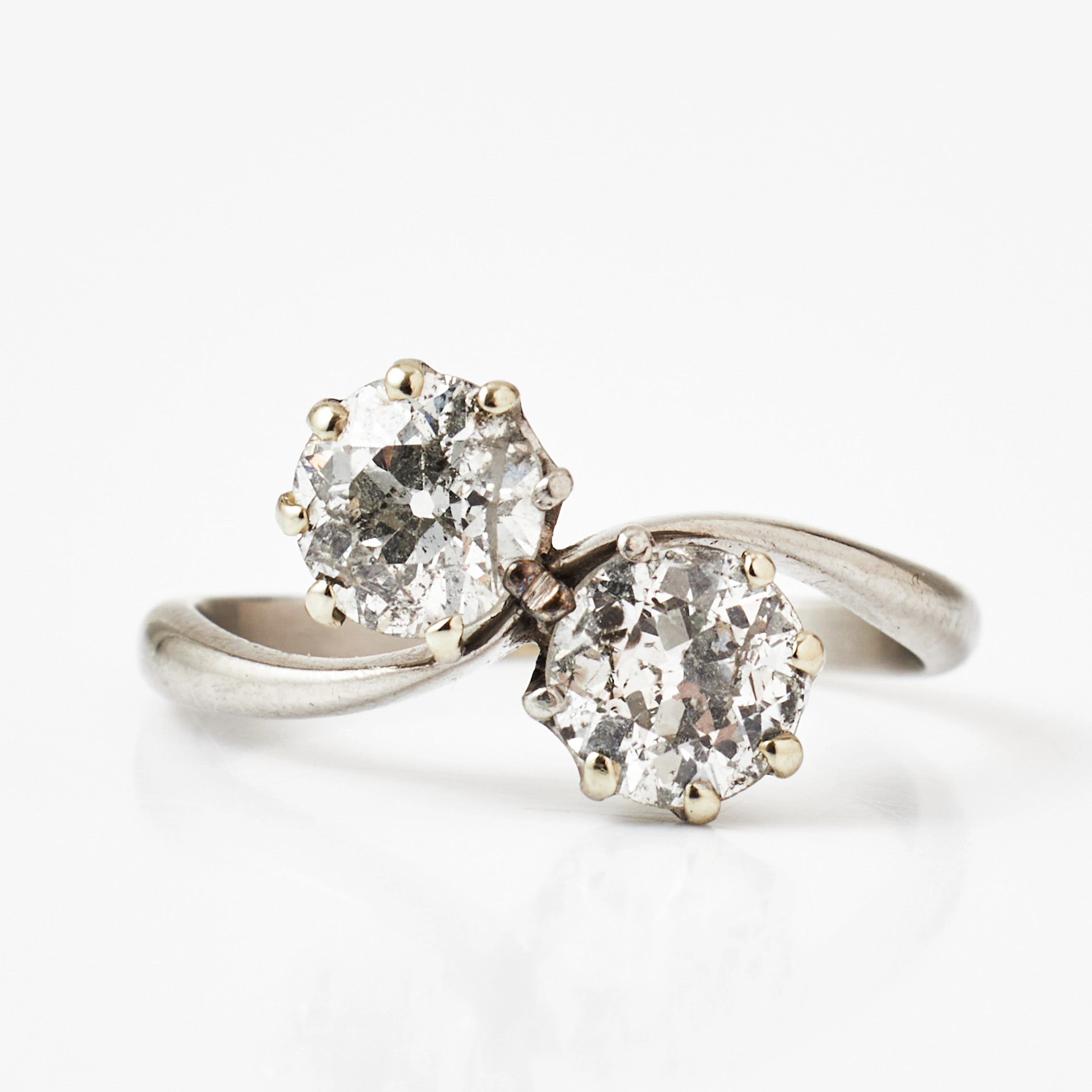 SYSKONRING, troligen platina, 2 gammalslipade diamanter totalt ca