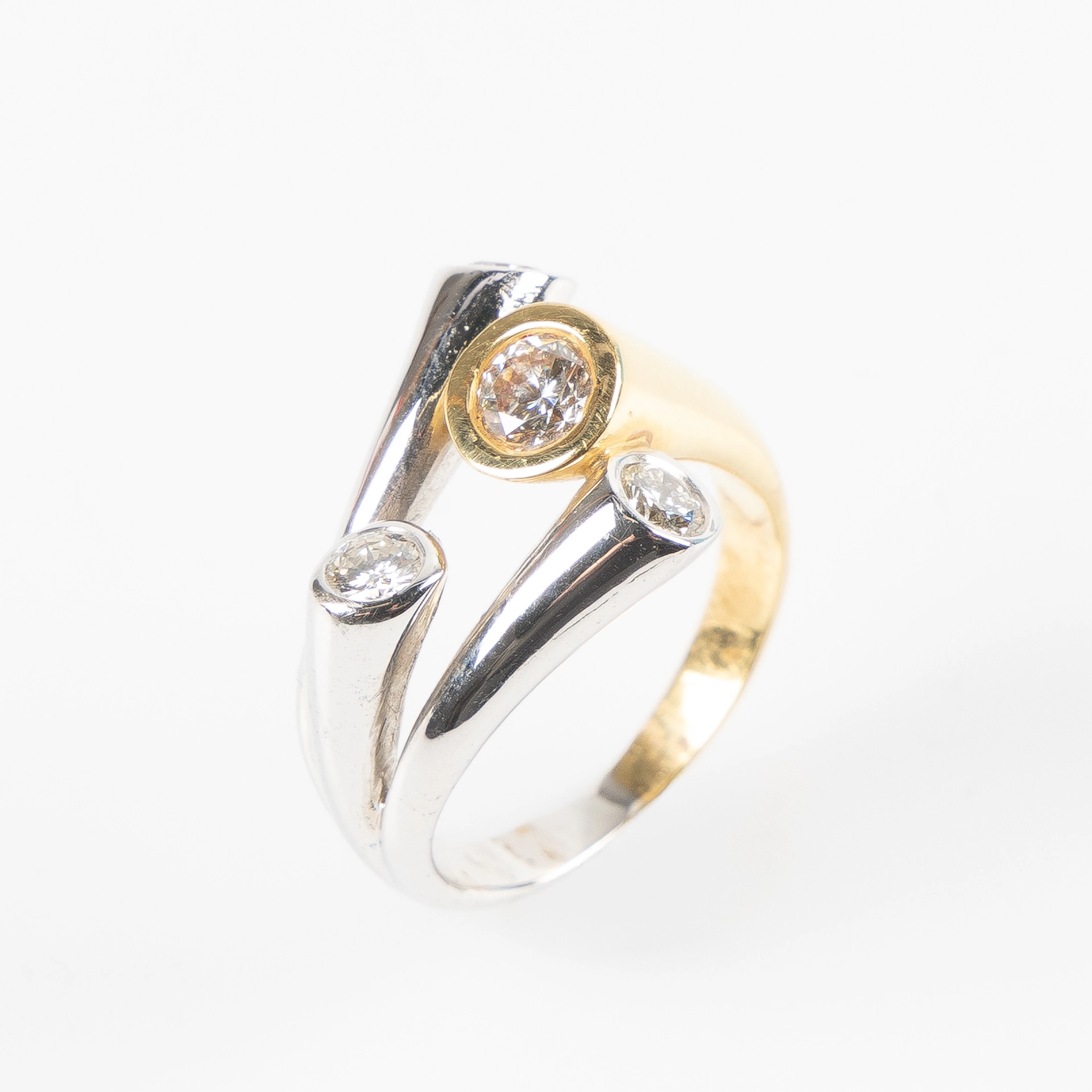 RING, 18K guld och vitguld med fyra briljantslipade diamanter, totalt