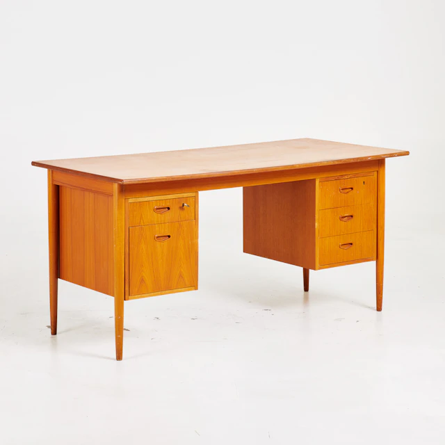 SKRIVBORD. Teak, 1900-talets mitt, draglådor, runda avsmalnande ben.