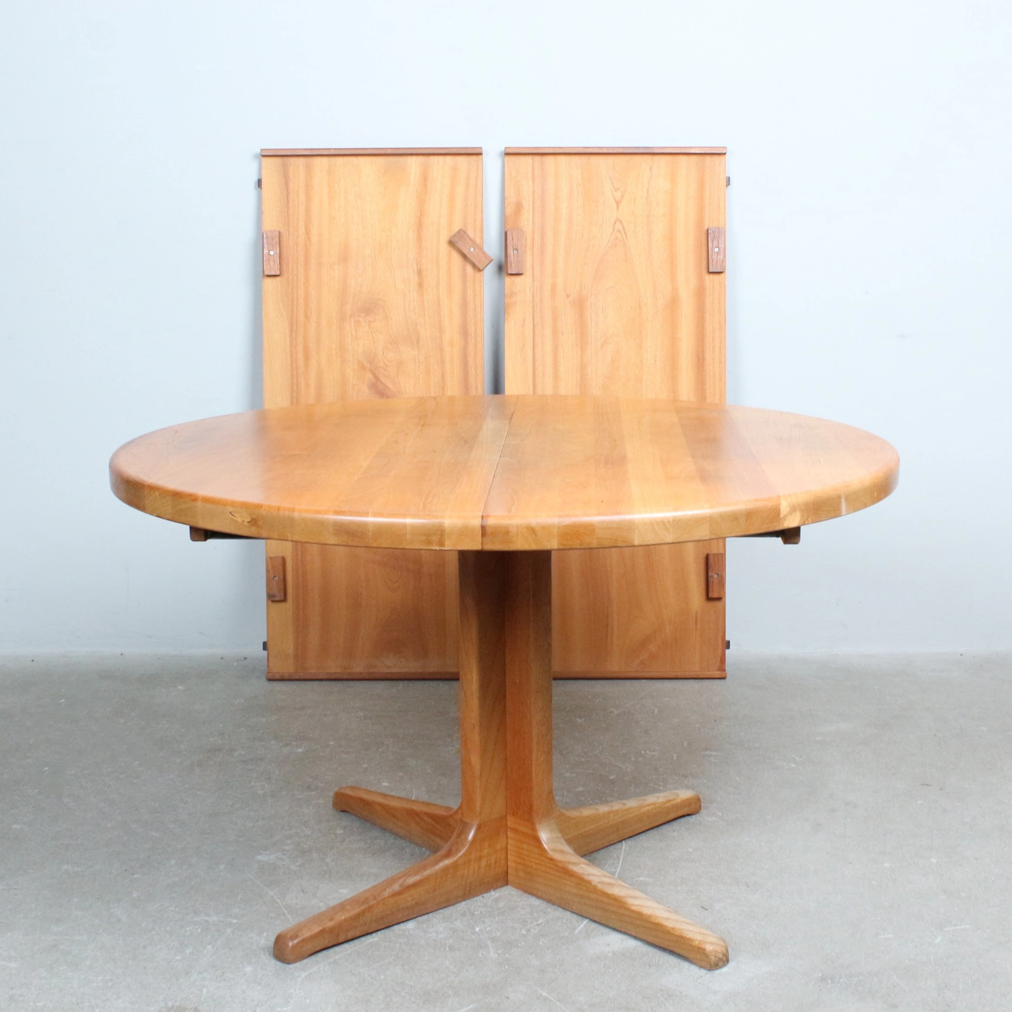 GLOSTRUP. Tisch / Esstisch, massive Konstruktion aus Holz, mit Einlegeplatten