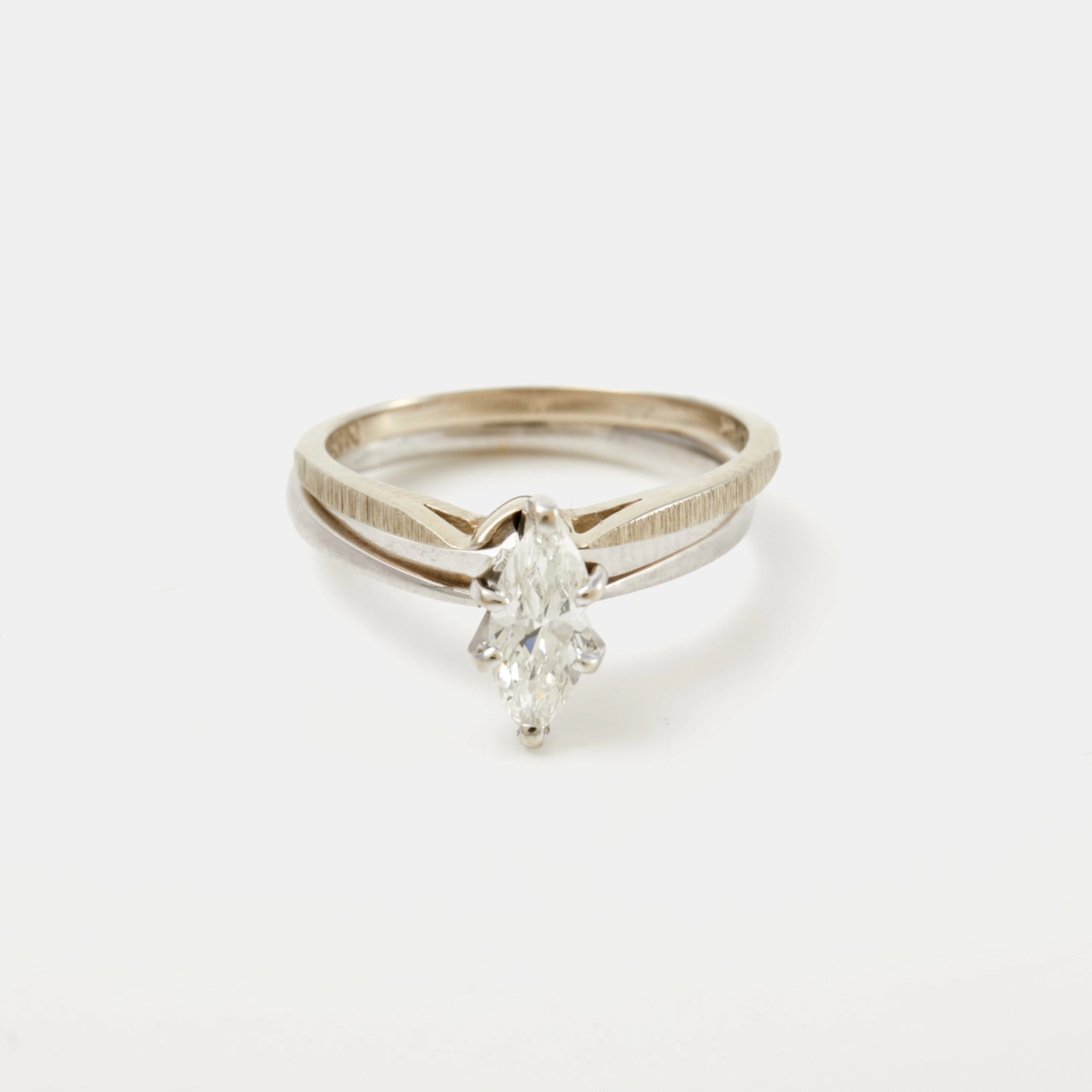 RINGAR, 2 st, 14 k vitguld, den ena ringen med 1 marquiseslipad diamant