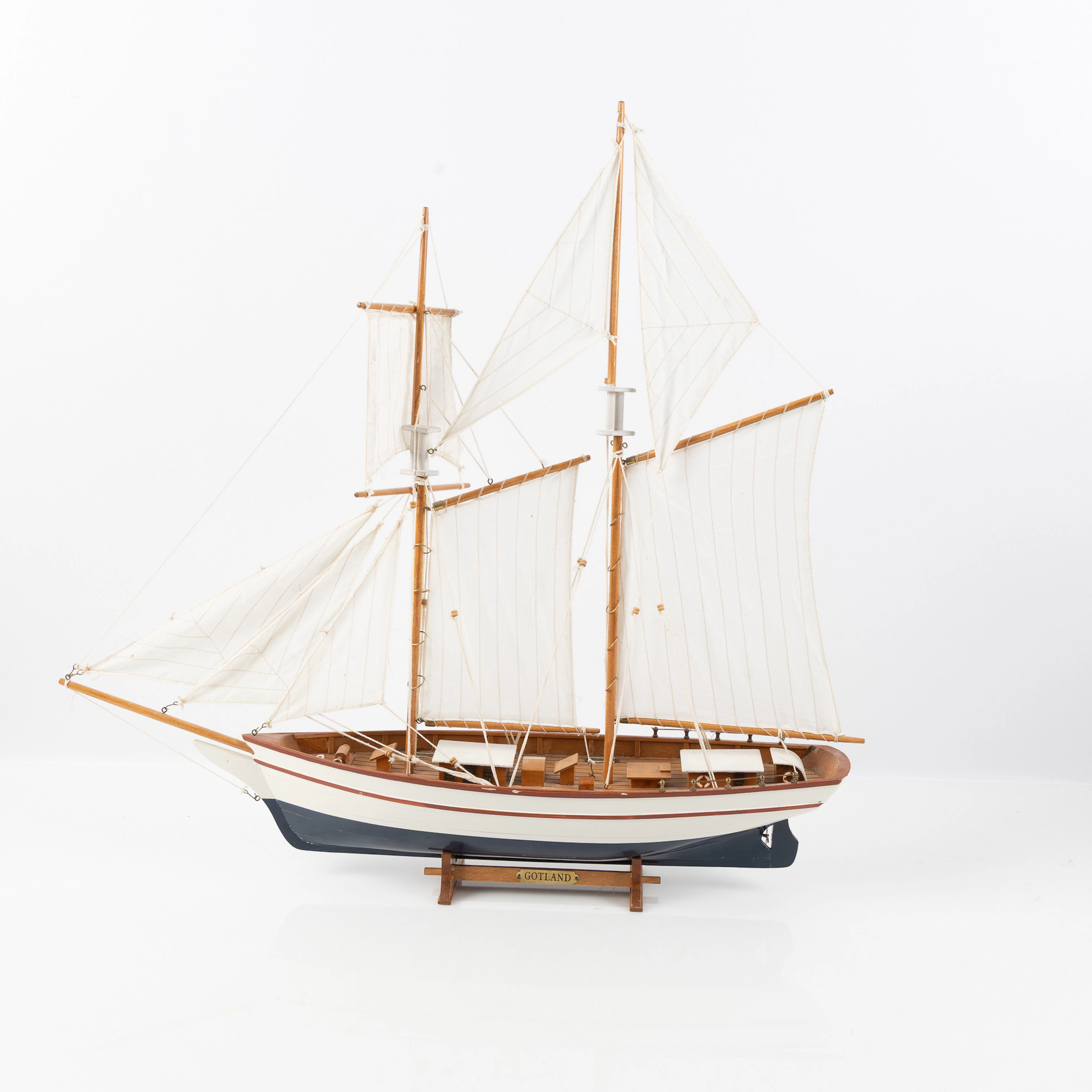 POND YACHT, seglande modell, 2-mastad, bemålat köl, sydda segel, 1900-tal.