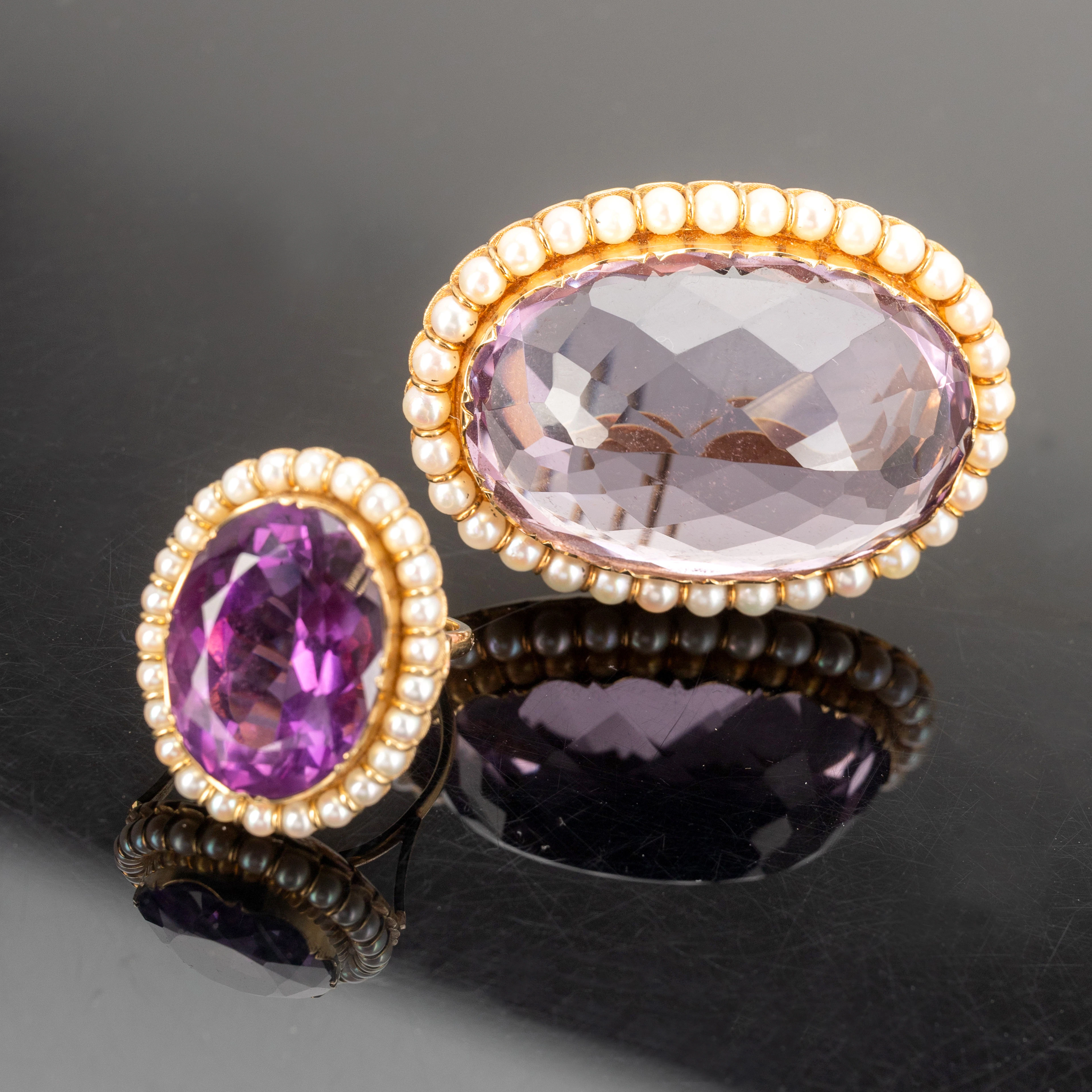 Brosche und Ring mit Amethysten.