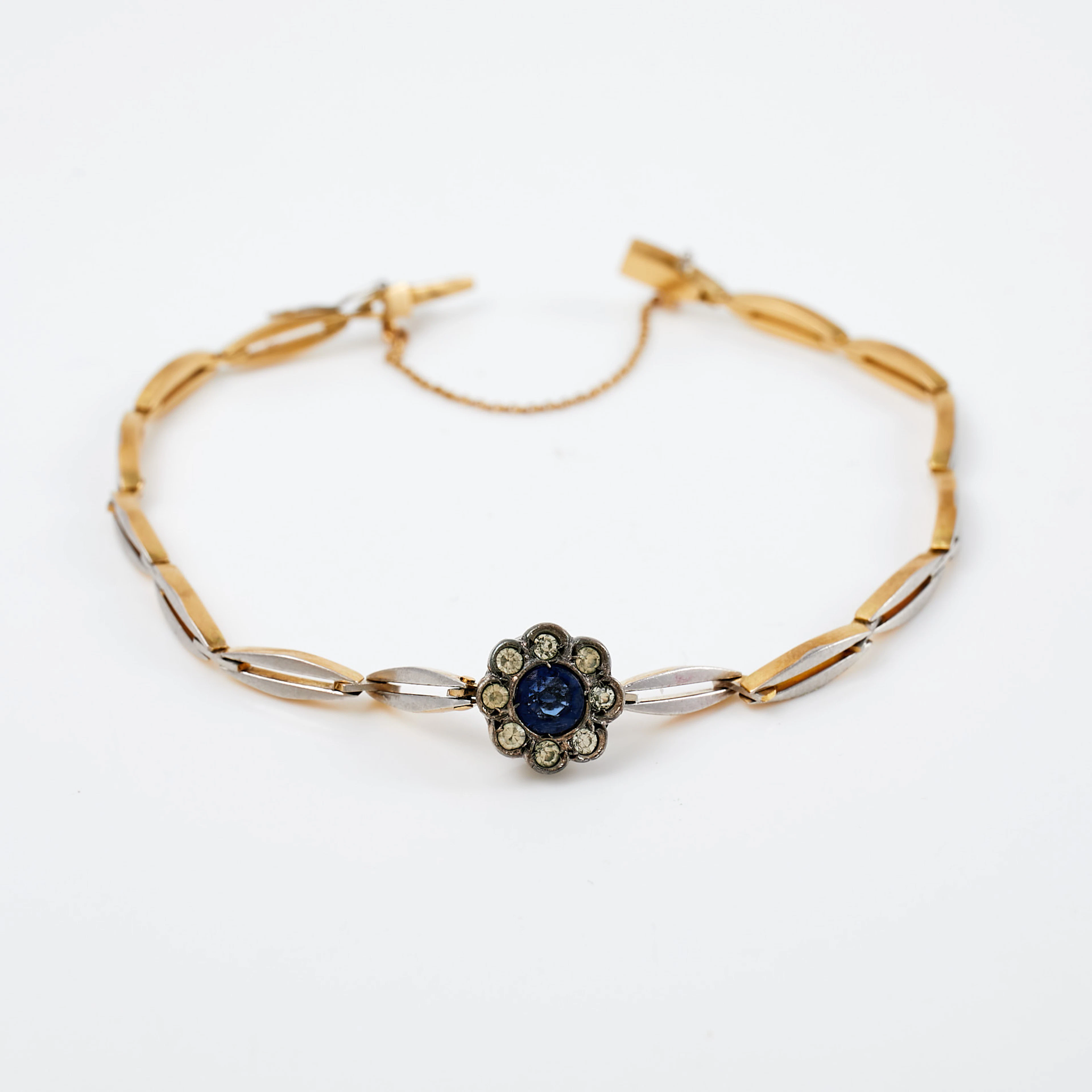 ARMBAND, 18 k guld/platina, tidigt 1900-tal, fasettslipat blått samt