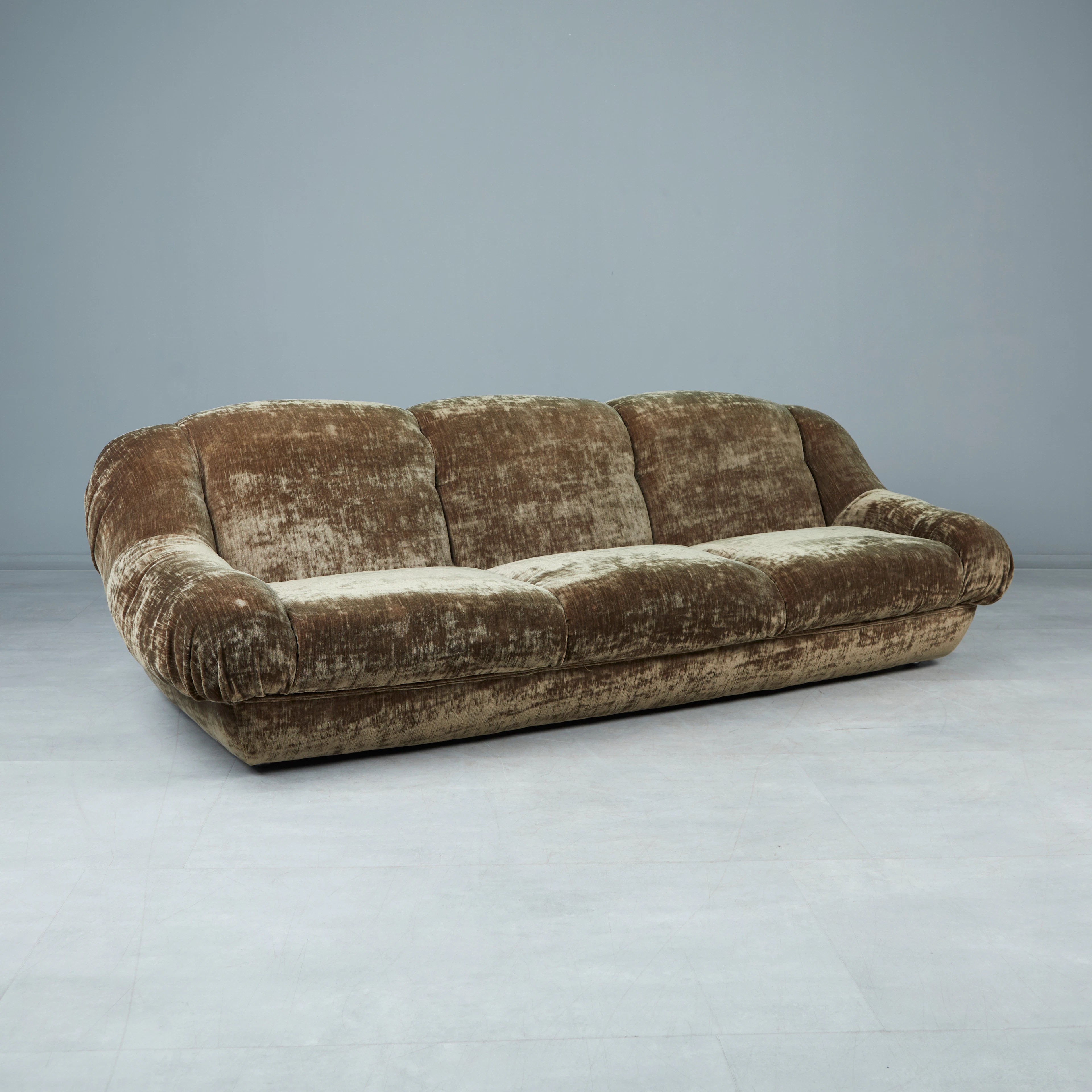 DREISITZER SOFA / COUCH, Velour, 1970er Jahre, Italien.