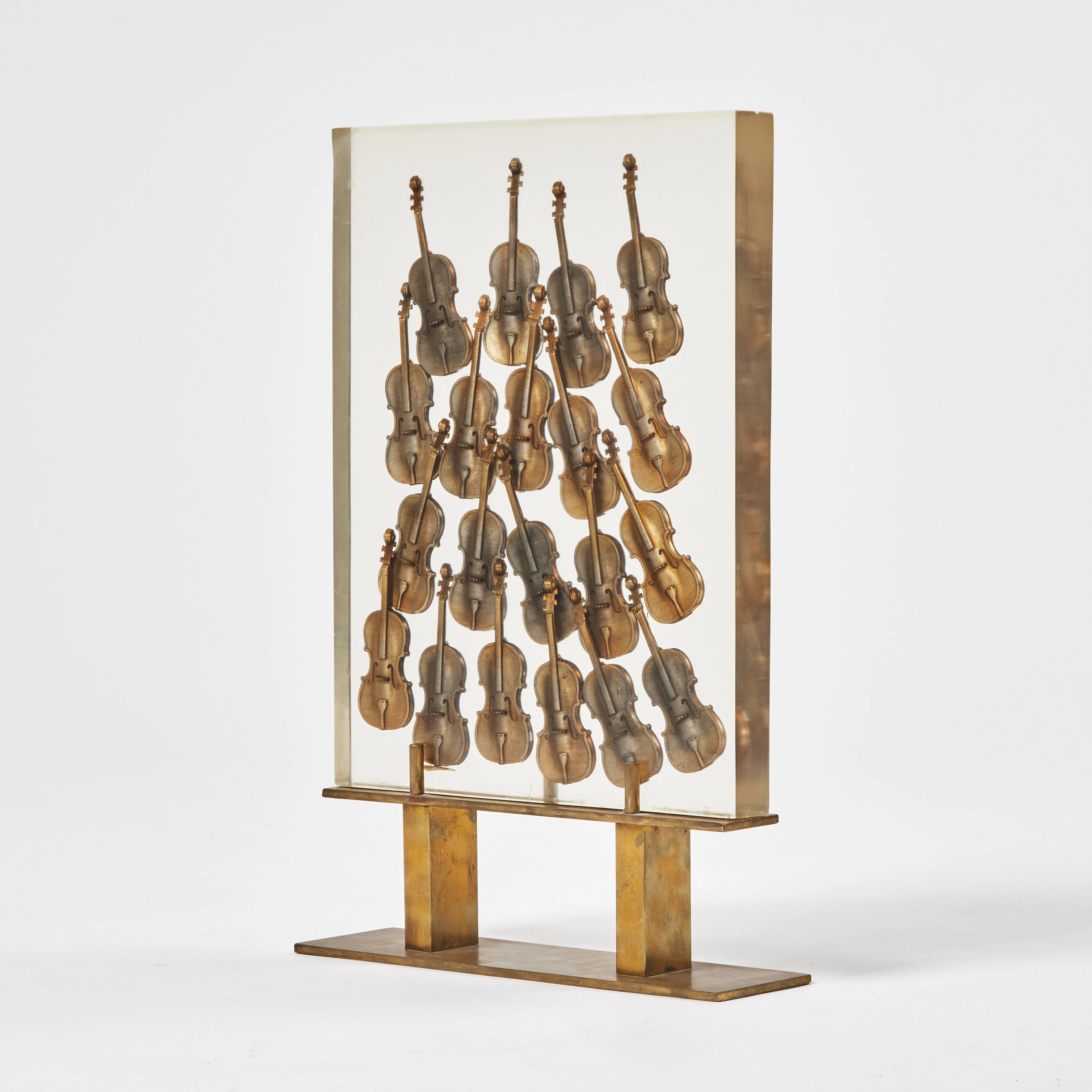 FERNANDEZ ARMAN. ”Accumulation de Violons”.
