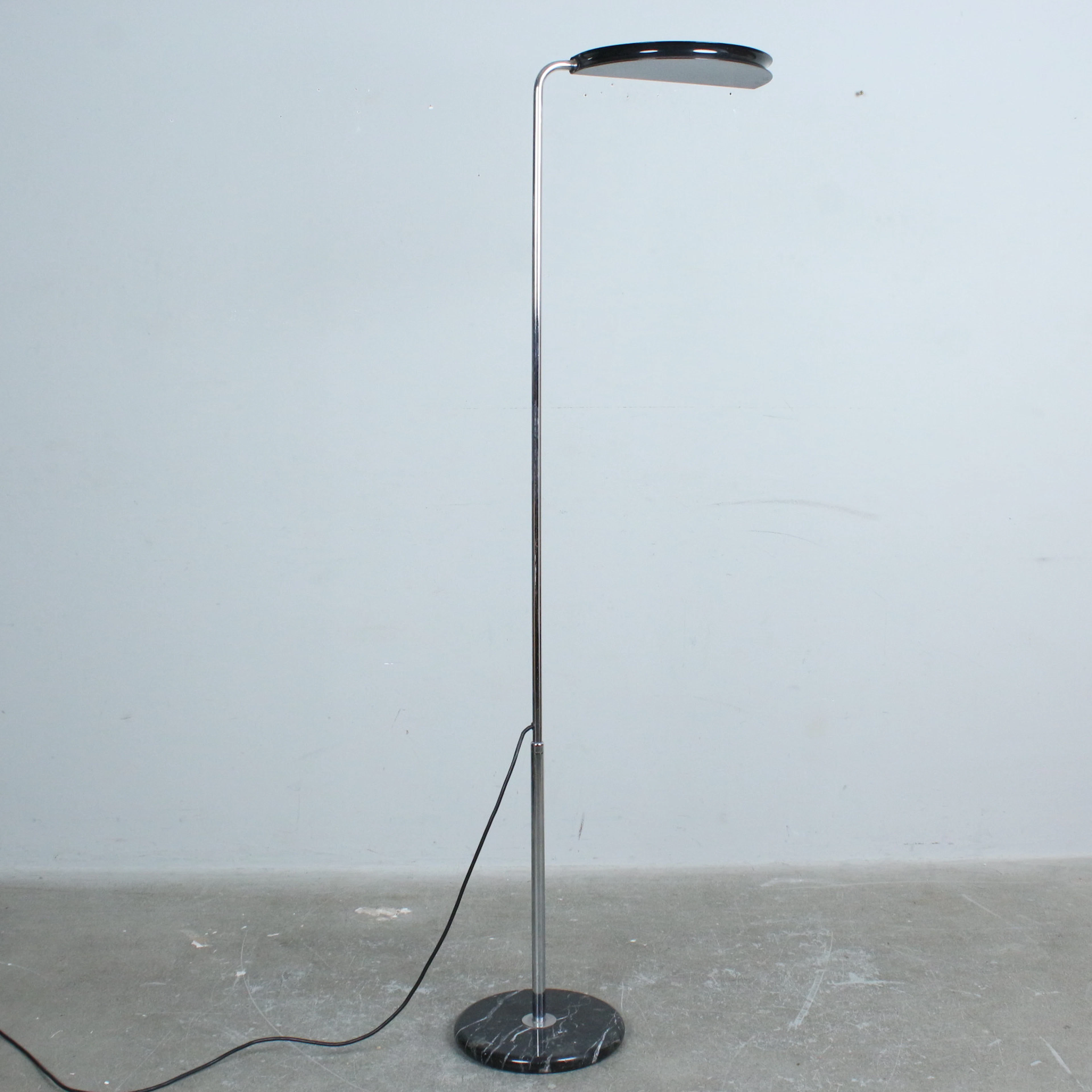 BRUNO GECCHELIN. Stehleuchte, Modell 'Mezzaluna', Stahl, Marmor, Aluminium