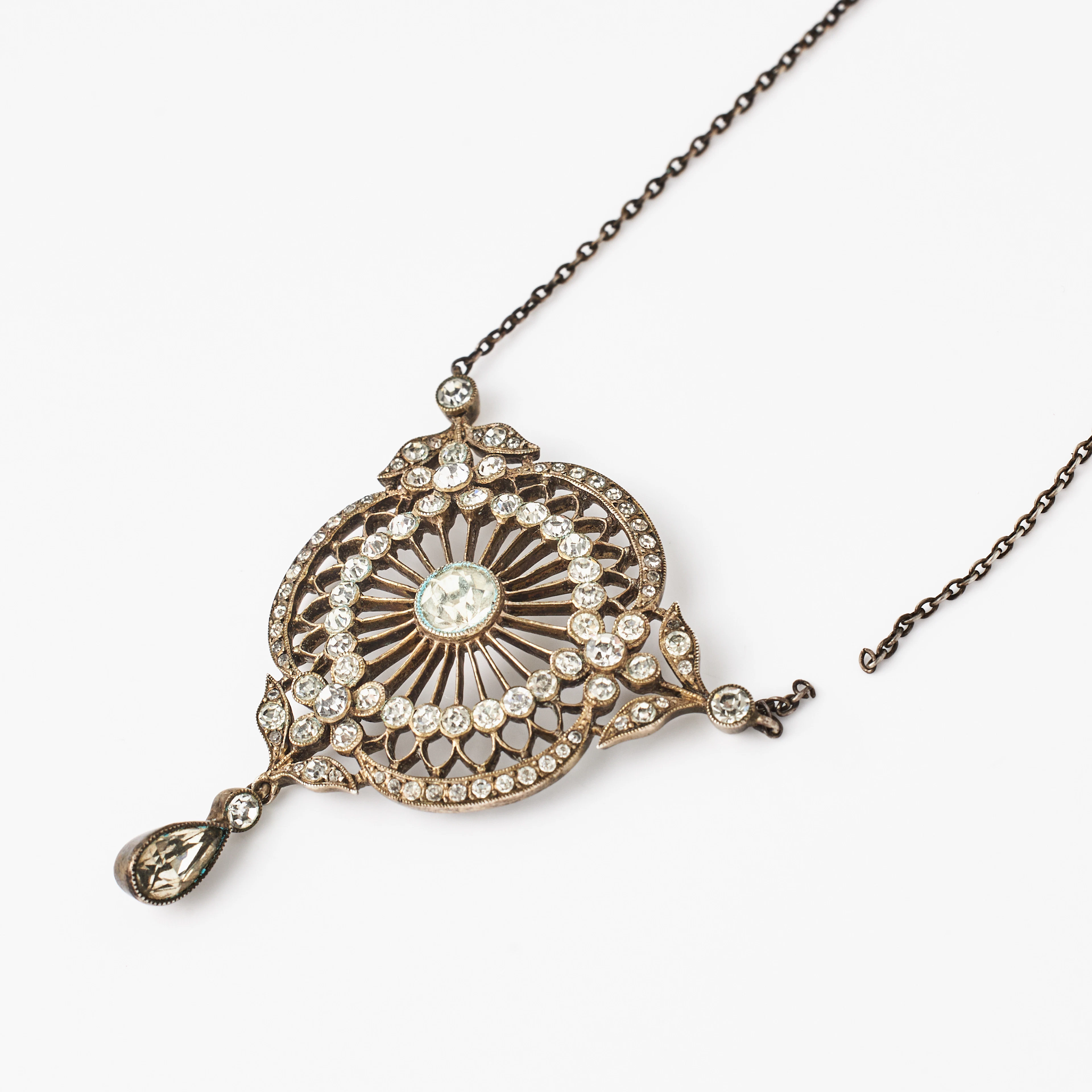 HALSBAND, silver, dekor med fasettslipade glasstenar, hängande droppformad