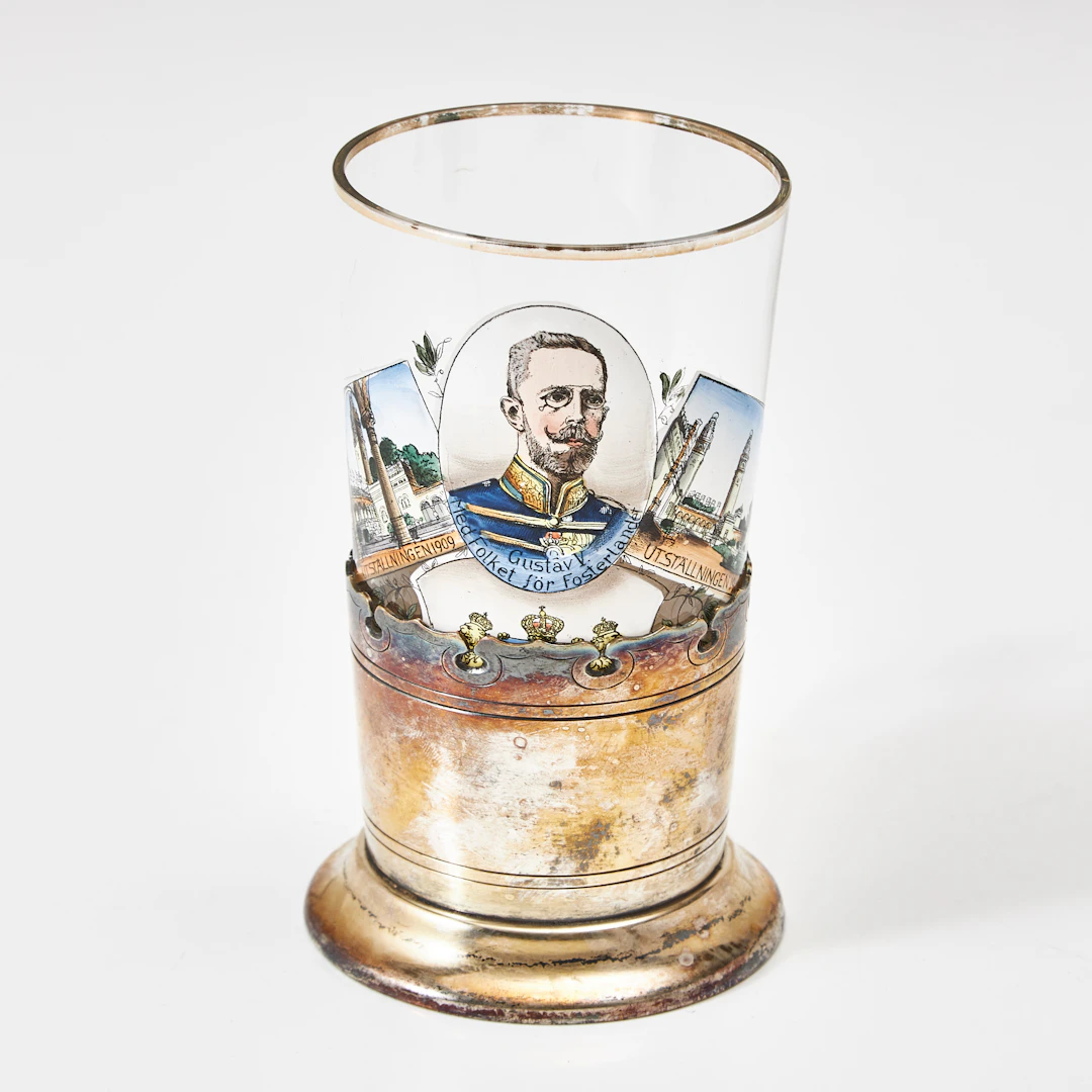 STOCKHOLMSUTSTÄLLNINGEN 1909, glas med emaljdekor av Gustav V.