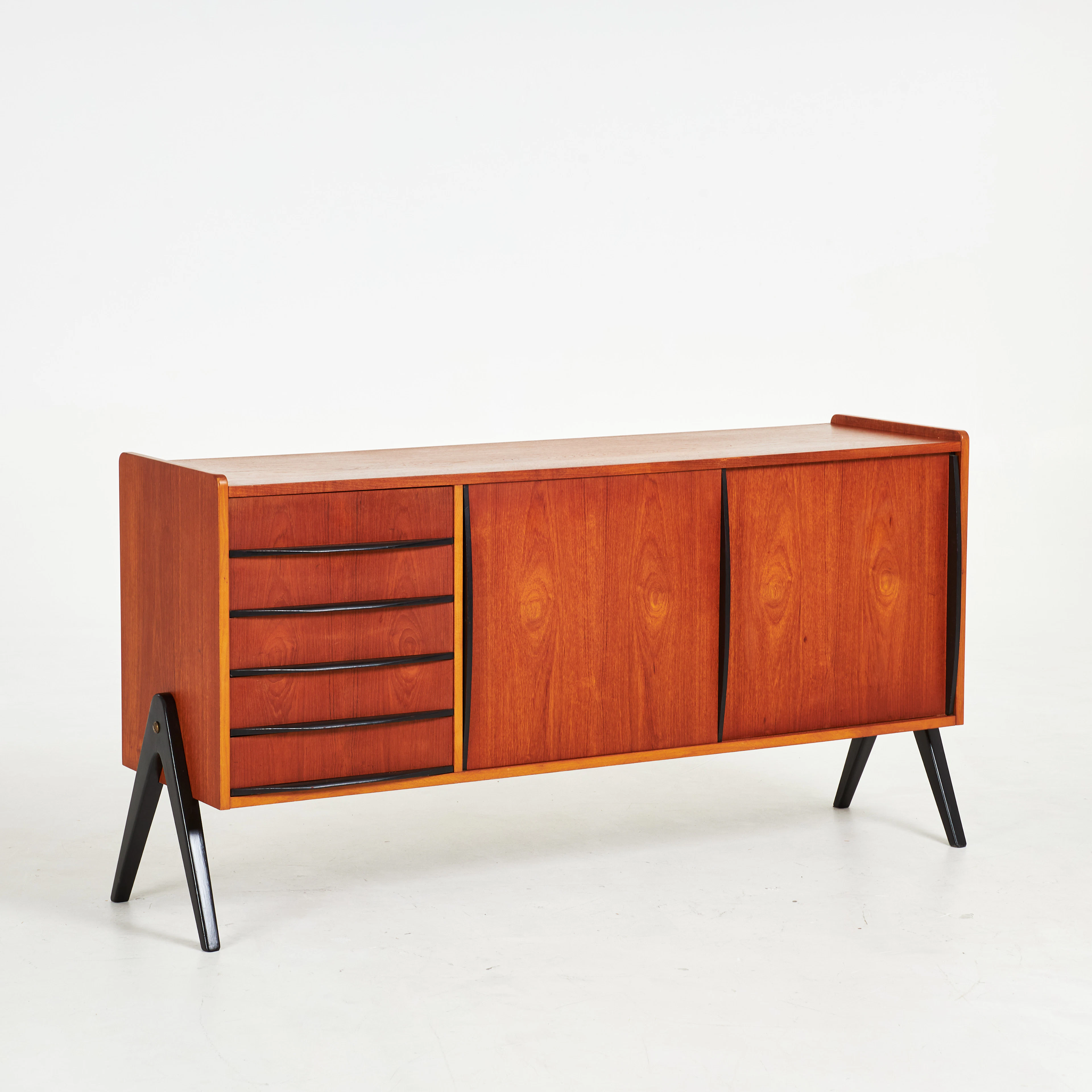 BENGT RUDA. Sideboard, teak, 1900-talets mitt, svärtade ben och handtag.