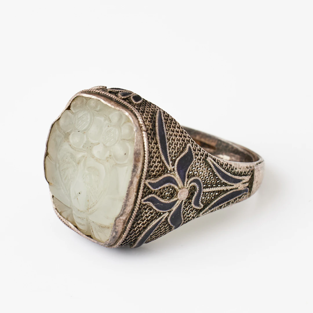 RING, sterlingsilver, sidodekorer av svart emalj, infattad och skuren