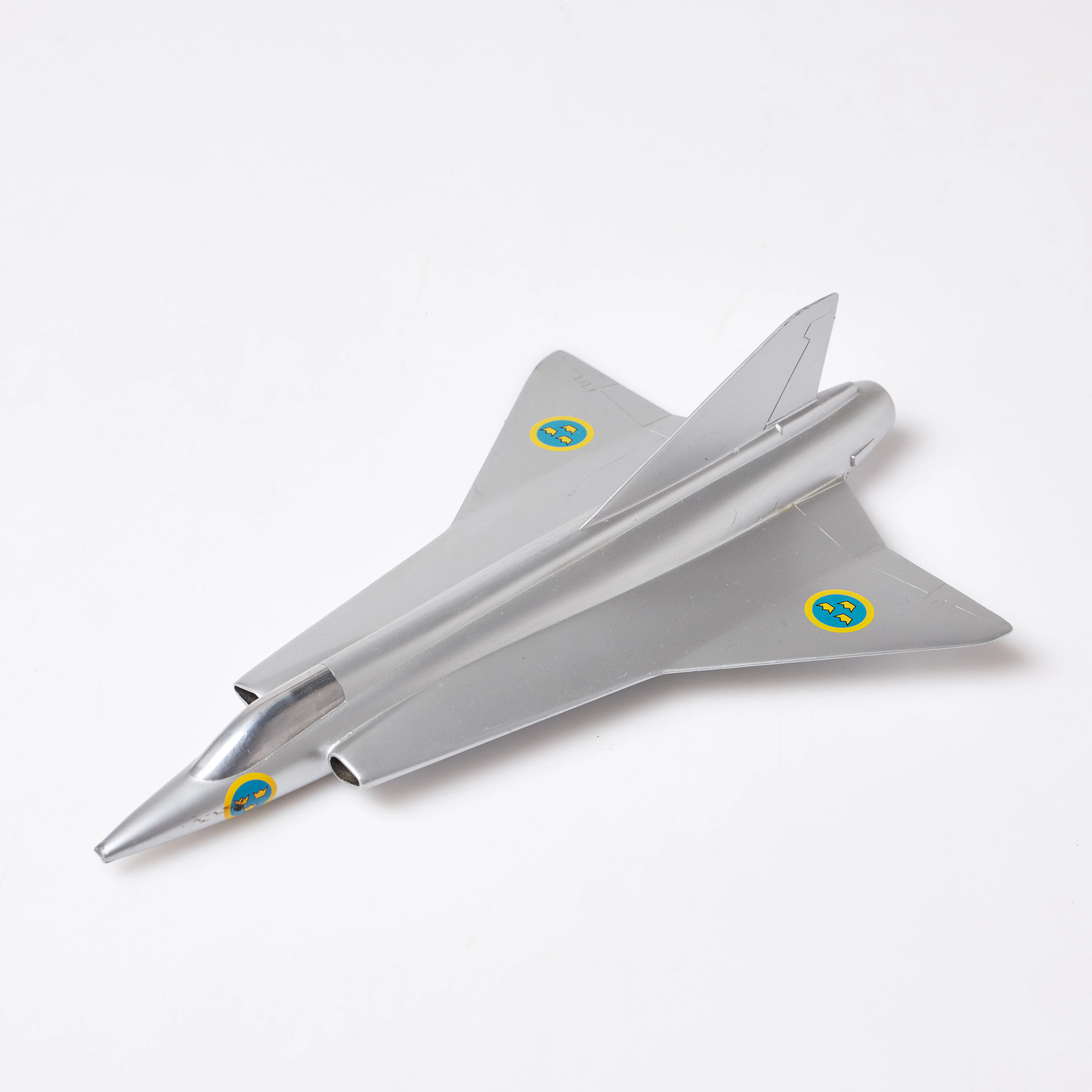 FLYGPLANSMODELL, metall, ''Draken'', Saab 35, väggstativ medföljer.