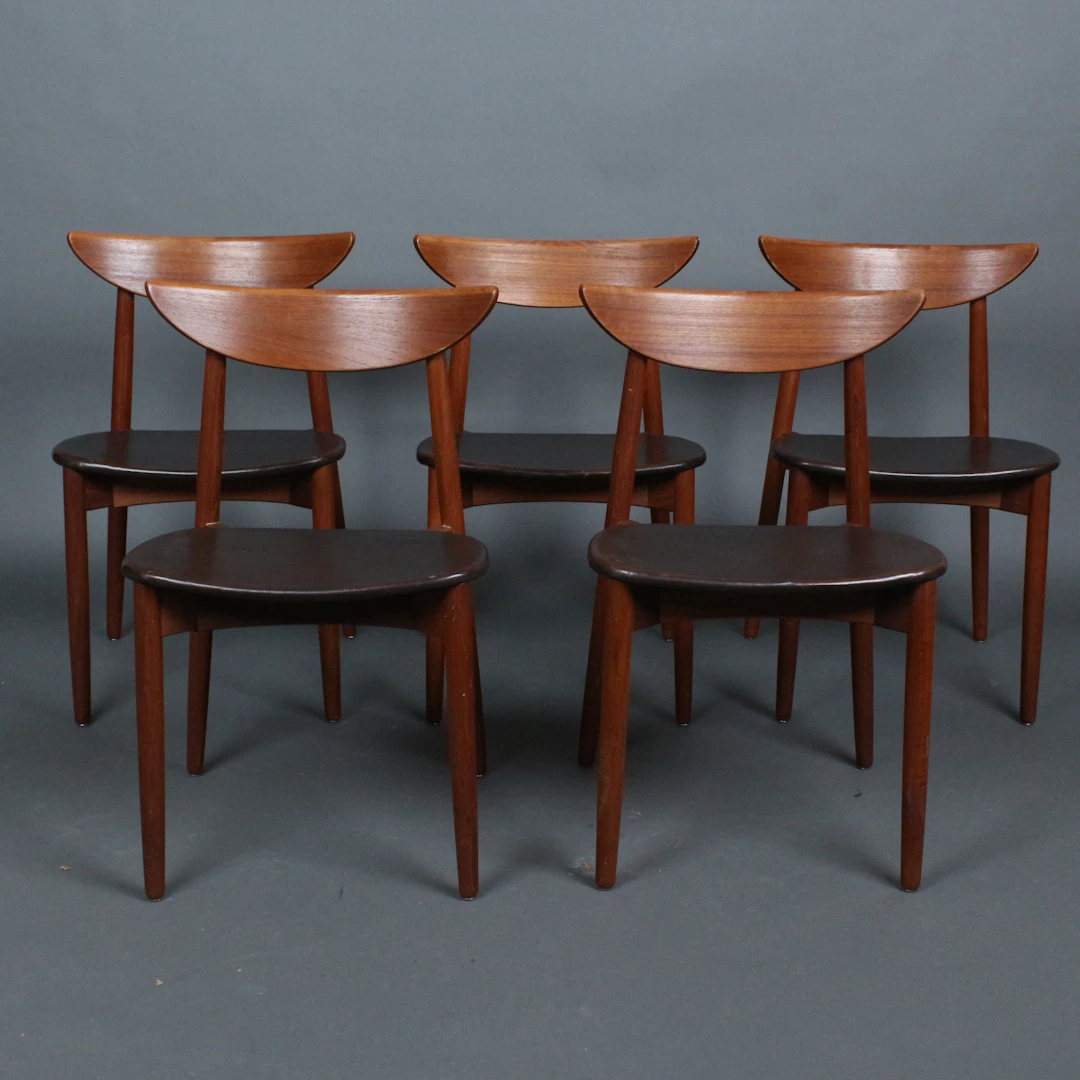 HARRY ØSTERGAARD. für Randers Møbelfabrik. Fünf Stühle/Esszimmerstühle